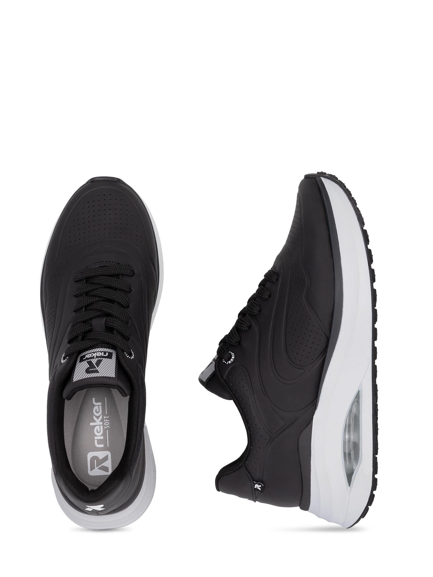 Et par svarte Rieker Comfort & Style 03568 DrySport joggesko med hvite såler; den ene skoen er vist ovenfra med lisser og innersåle, mens siden fremhever den tykke, luftdempede sålen og den behagelige komforten.