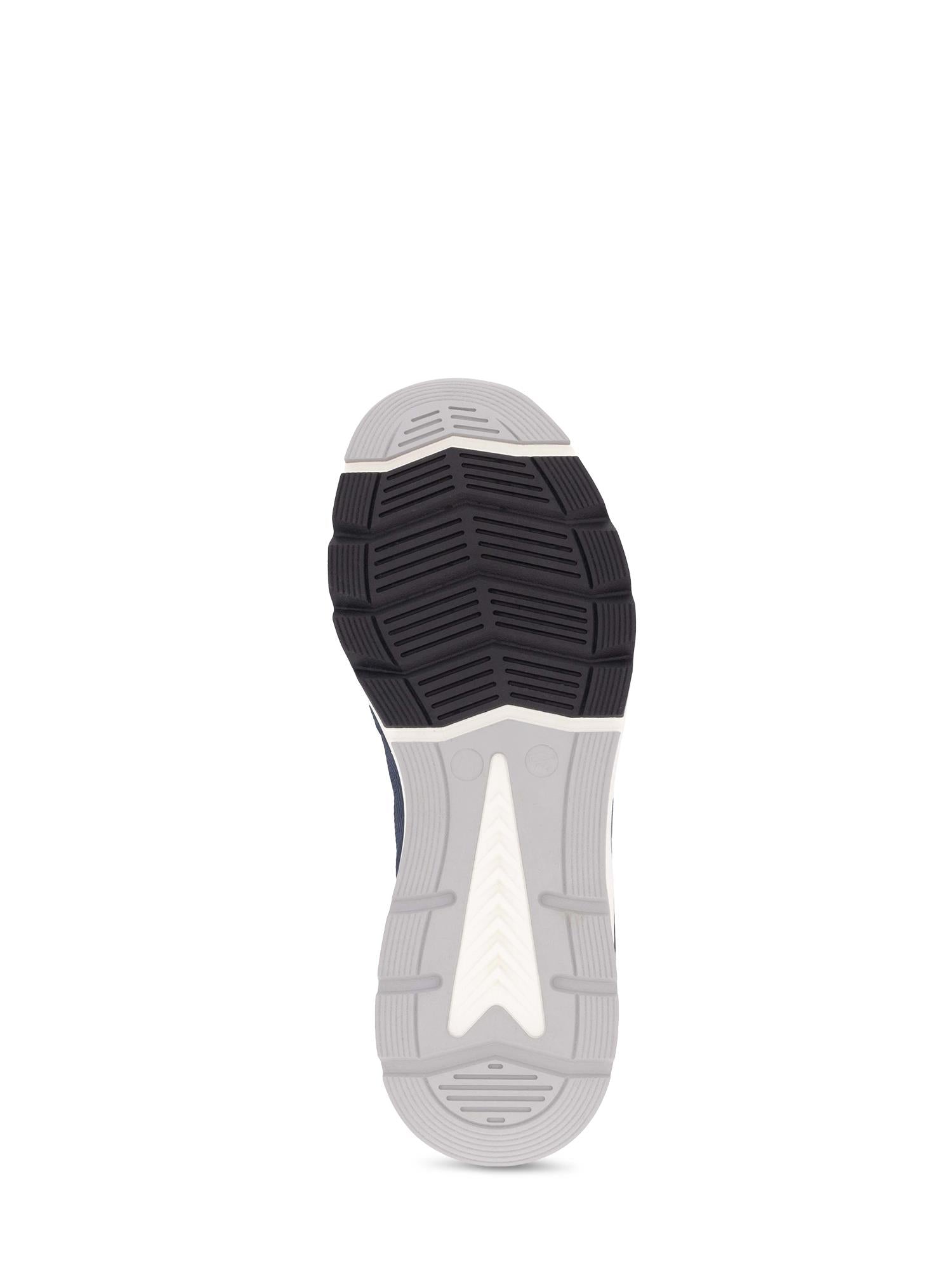 Sålen på 03314 Rieker BlueMotion Herresneakers fra Rieker Sport er vist nedenfra, med svart profil, hvite detaljer ved tå og hæl, og en teksturert hvit trekant i midten. Nyt BlueMotion-komfort. Bakgrunnen er ensfarget hvit.