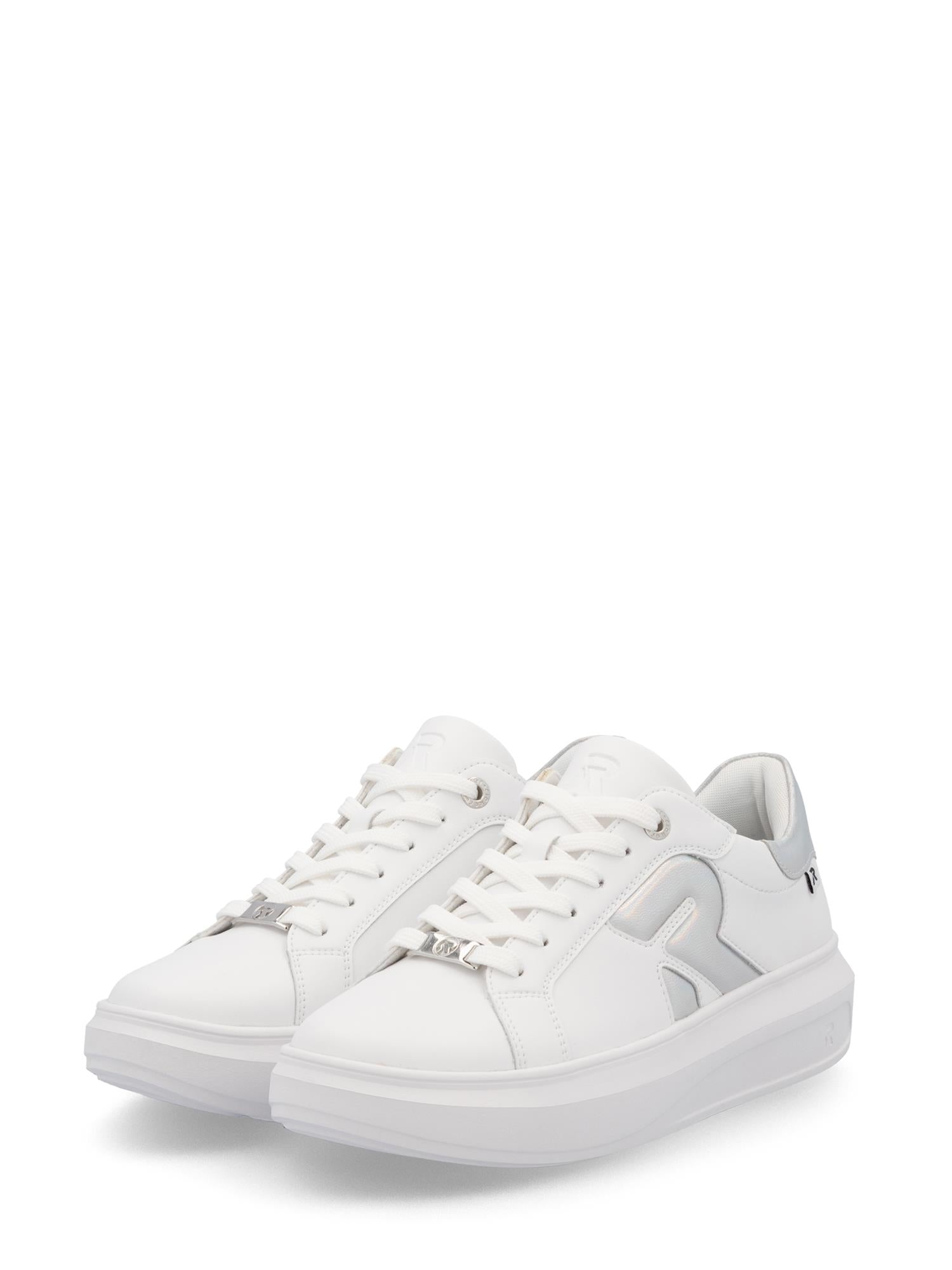 03461 Rieker ComfortFlex Leather joggesko fra Rieker Sport i hvitt, med hvite lisser, sølvfargede detaljer, subtil R-logo og med ComfortFlex- og antistress-teknologi. Vises mot en hvit bakgrunn.