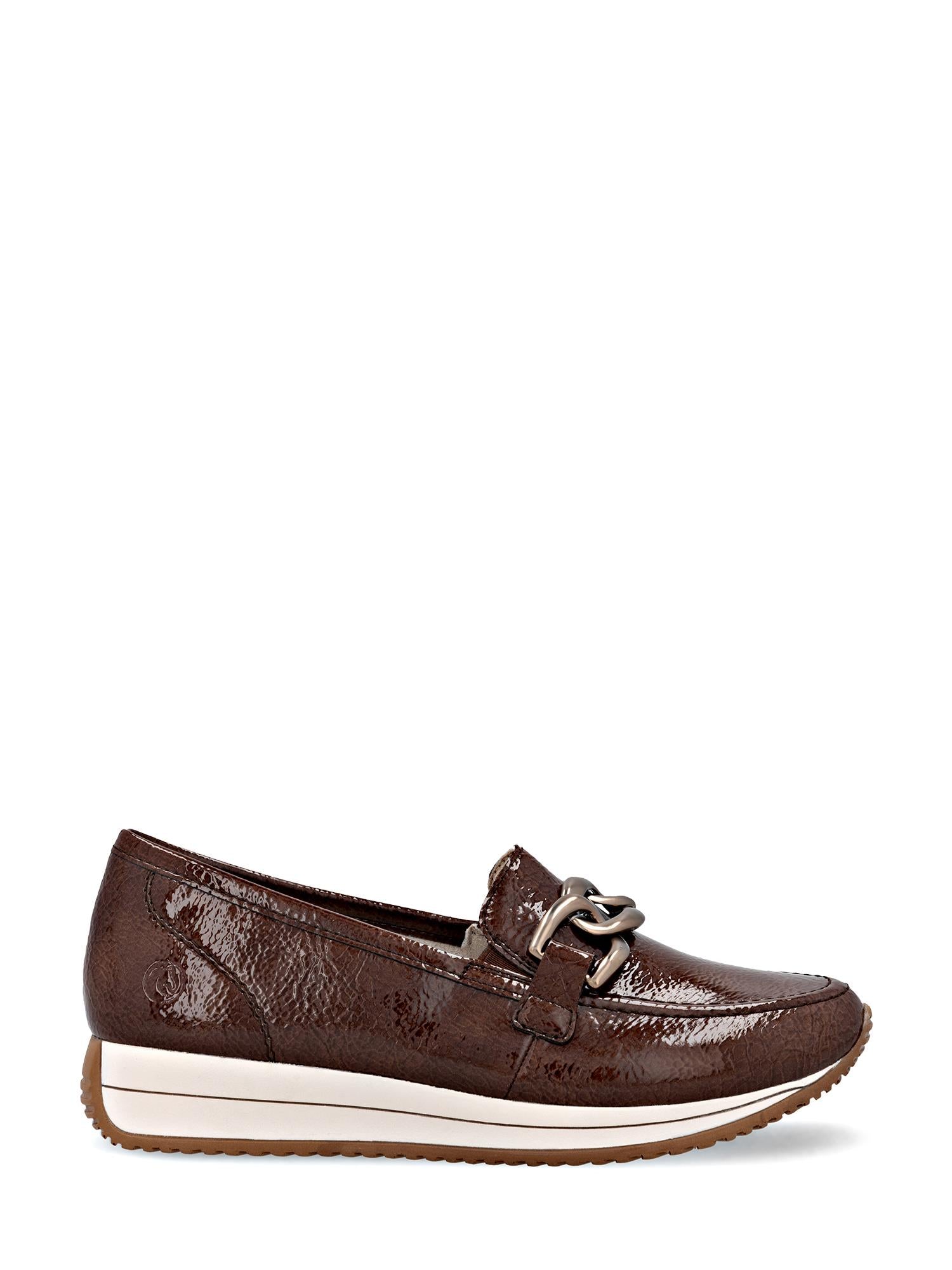 04547 Remonte Liona Mokkasin fra Rieker Comfort & Style er en skinnende brun vegansk loafer med en chunky metallkjede, hvit mellomsåle med plattform og brun yttersåle i gummi.