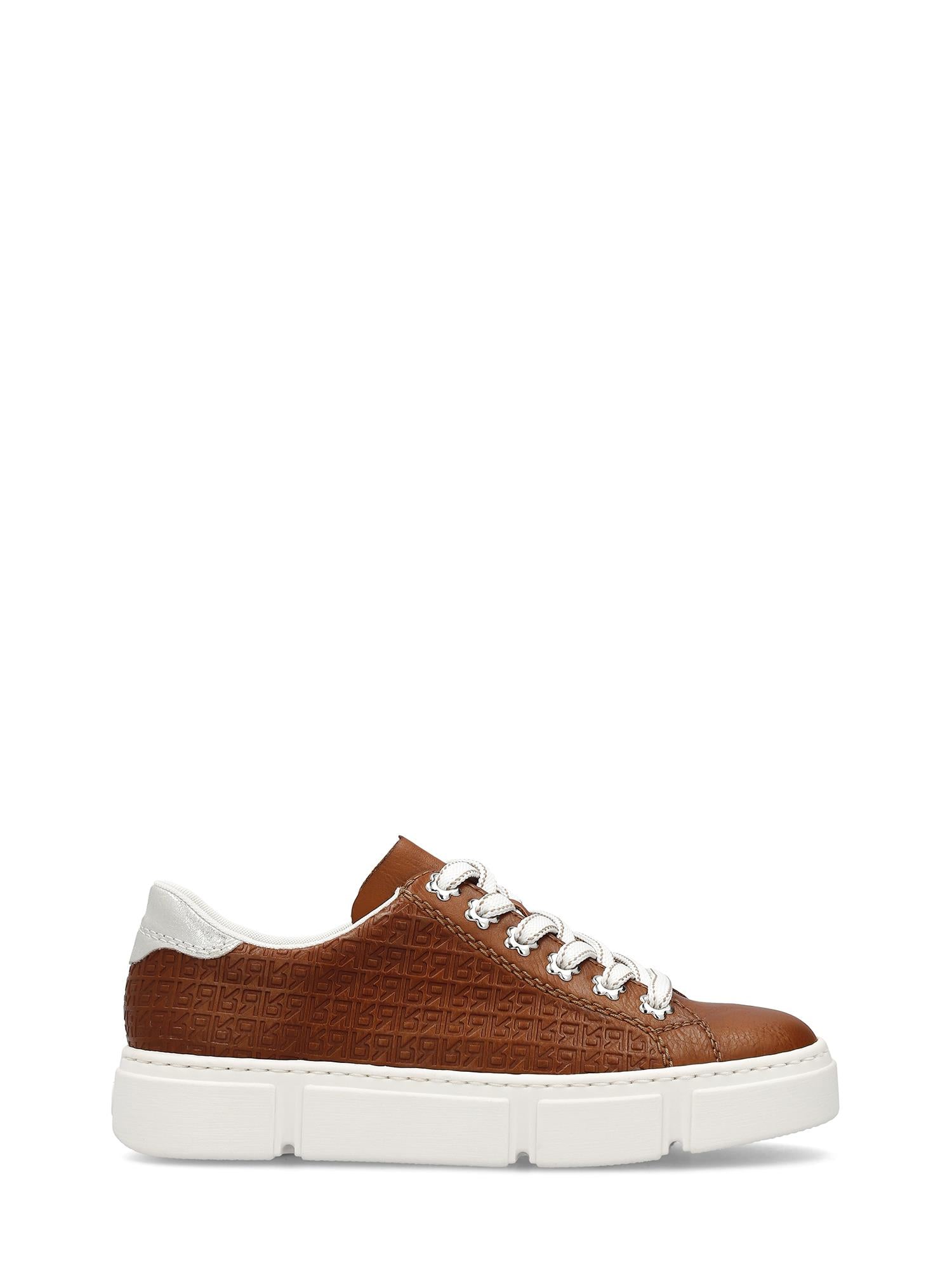 07575 Rieker Tawny Leather Sneaker fra Rieker Comfort & Style er en brun lav sko med teksturert mønster, hvite lisser, hvit hældetalj og tykk hvit såle – vist fra siden på en vanlig hvit bakgrunn.