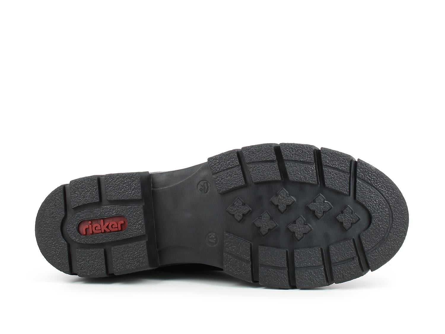 Bildet viser den svarte, strukturerte gummisålen med dype riller og en rød Rieker-logo på 03046 Rieker Classic vinter chelsea boots i skinn fra Rieker Comfort & Style, perfekte skinn støvletter med varmende fôr.