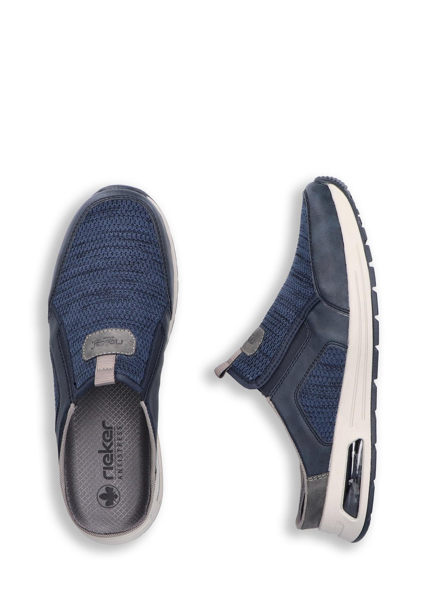 To blå 03051 Rieker Nolan Slip-on-sko fra Rieker Comfort & Style med overdel i meshstoff, grå såle og hvite hældetaljer; den ene står oppreist og den andre ligger på siden for å vise såle- og hældesignet.