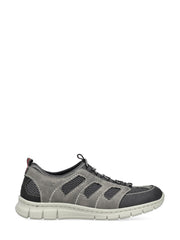 En grå og svart 07655 Rieker Luftig Tursko joggesko fra Rieker Comfort & Style med meshpaneler, hvite sømmer, antistresssåle, snøring foran og en trekkflik ved hælen vises på en hvit bakgrunn.