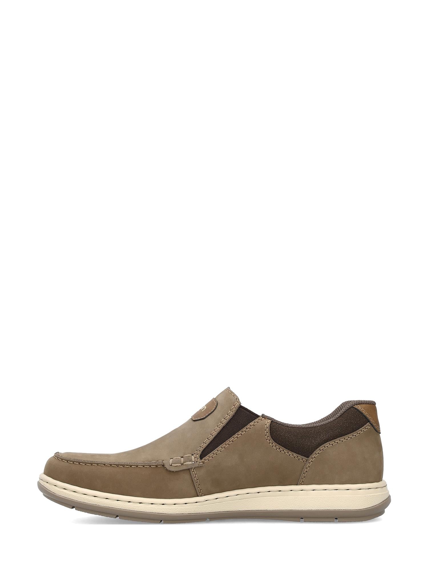 07530 Rieker Slip in Loafer Wide Fit Brown fra Rieker Comfort & Style har synlige sømmer, elastiske sidepaneler og en lys beige gummisåle – ideell for moteriktige menn som søker komfort i hverdagen. Vist på en vanlig hvit bakgrunn.