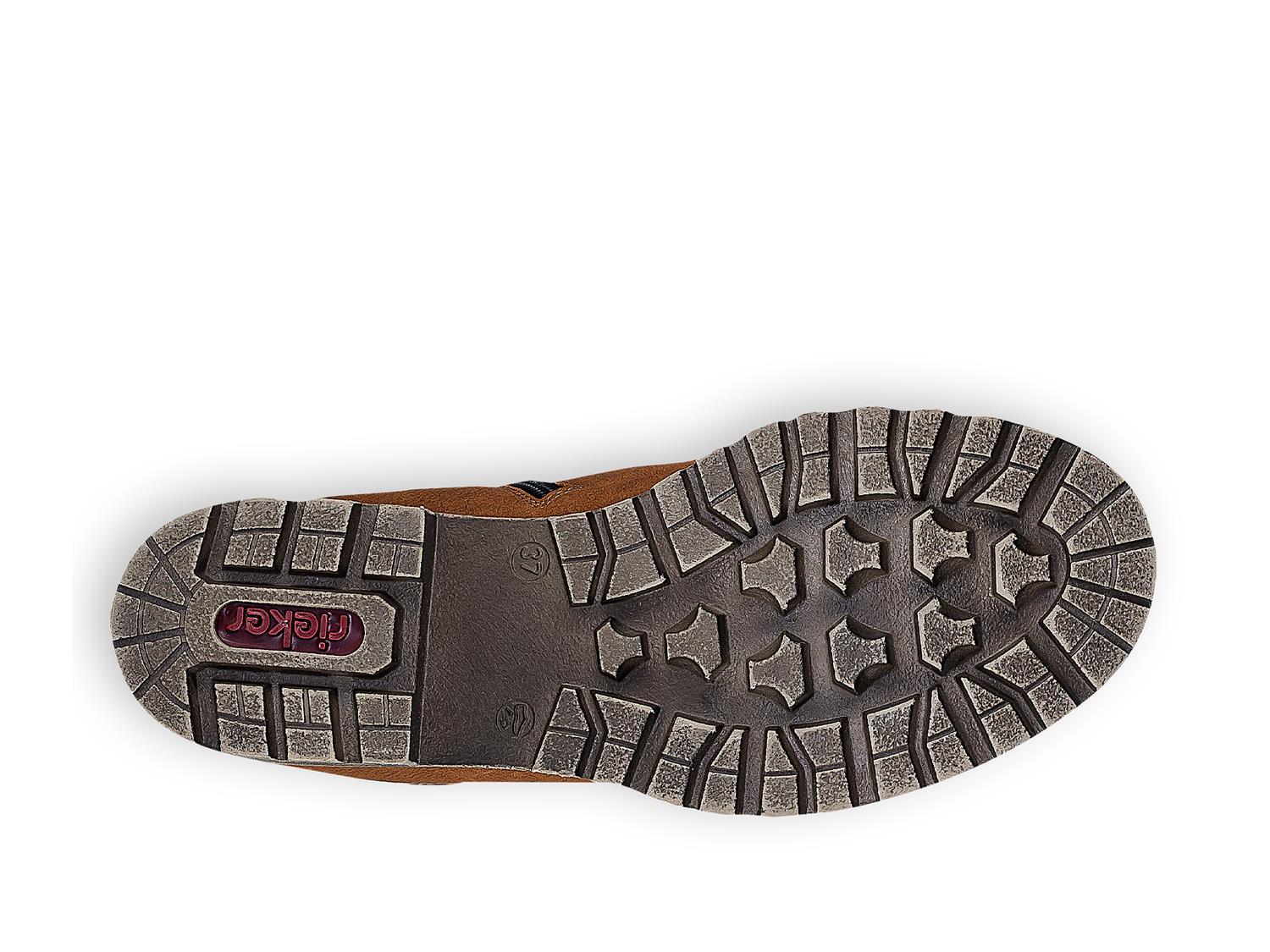 Bildet viser sålen på en brun 03043 Rieker Varmfòret Vintersko ULL med et robust mønster. Det røde Rieker Comfort & Style-merket er plassert nær hælen, og den slitesterke sålen gir ekstra godt grep under vinterforhold.