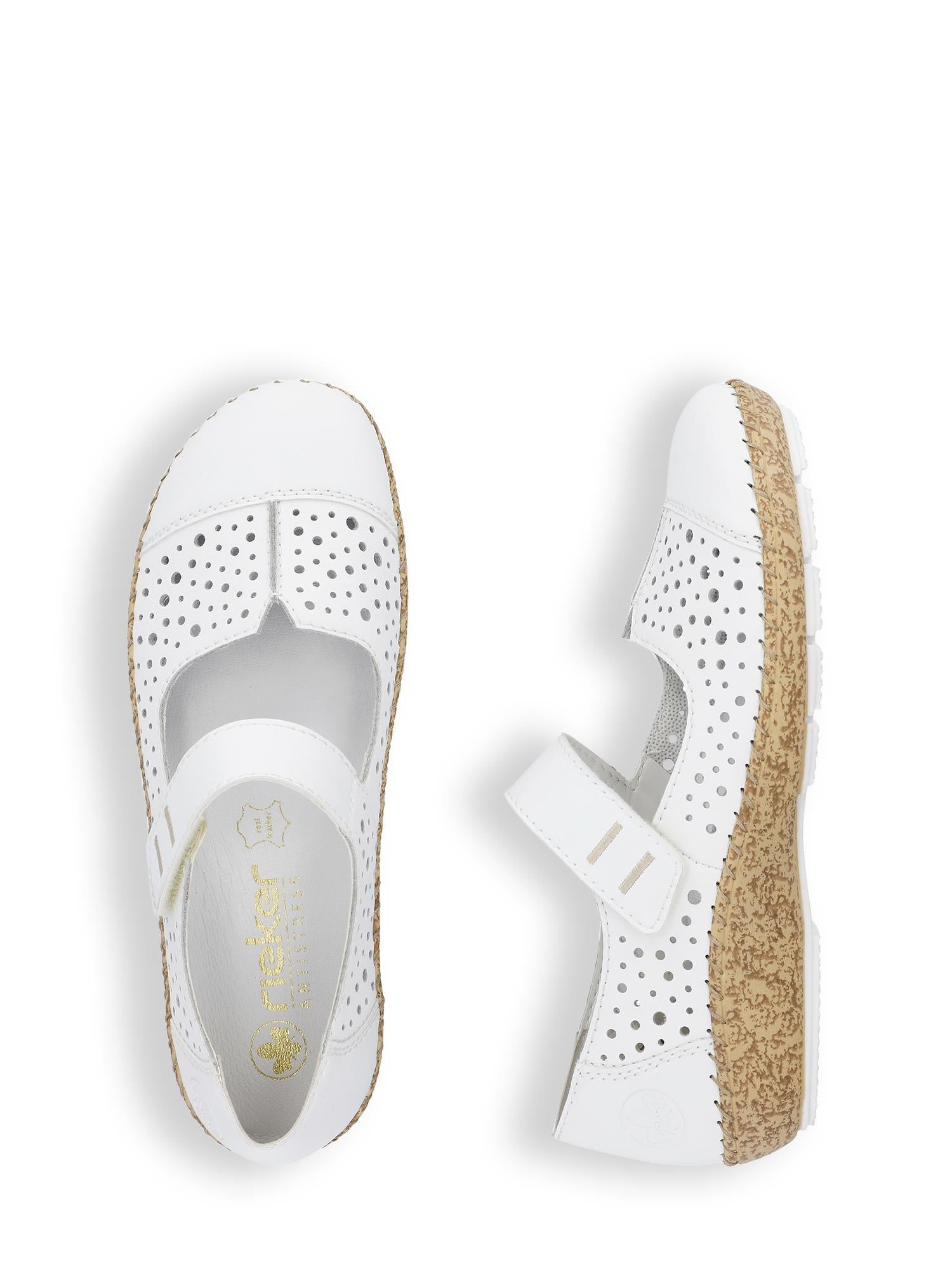 07492 Rieker hvite sommersko fra Rieker Comfort & Style har perforert overdel, borrelåsstropper, korkteksturerte såler og Antistress-teknologi for ekstra komfort. Vist ovenfra og fra siden mot en hvit bakgrunn.