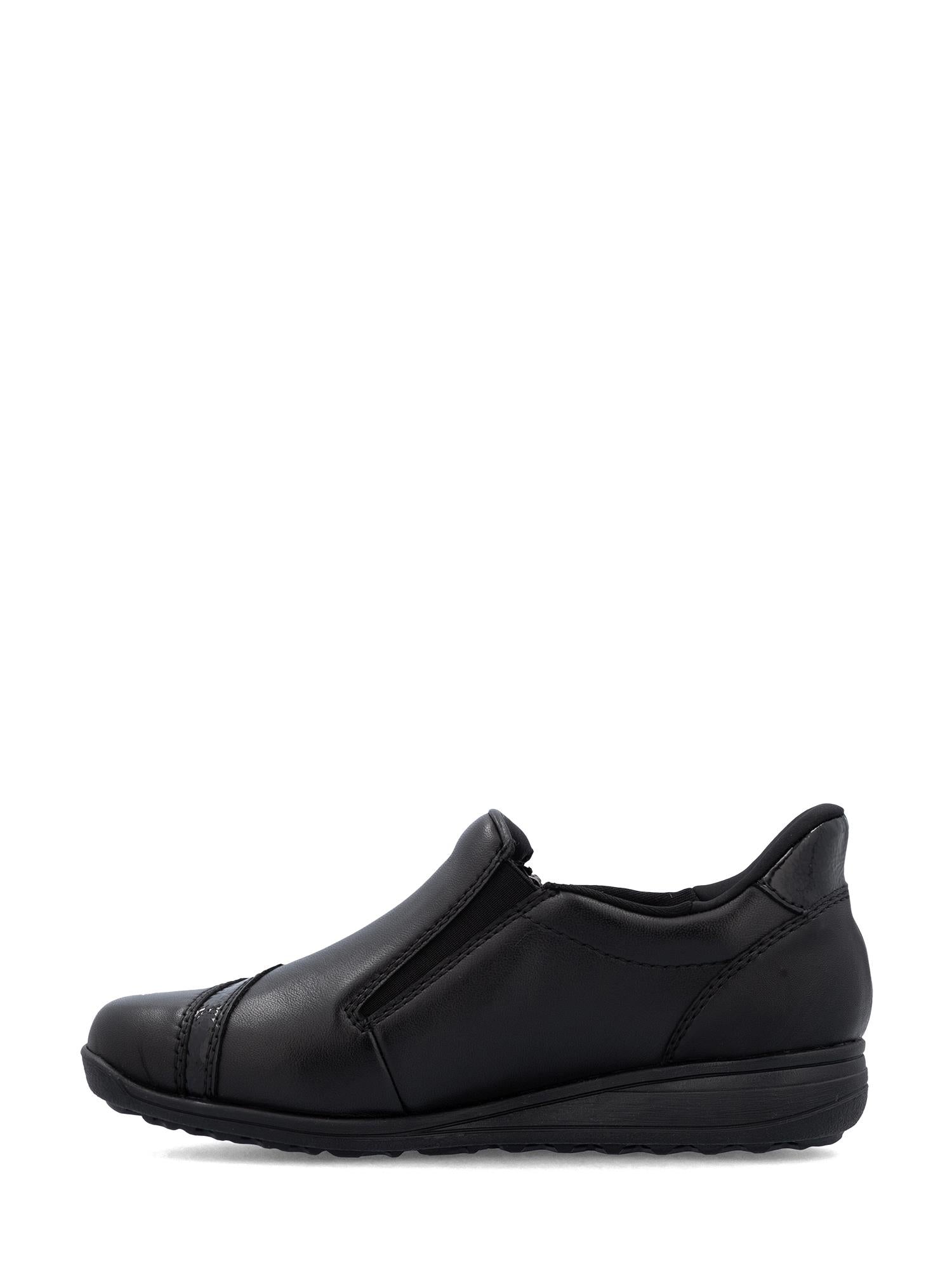 04290 Rieker Ravenna Black fra Rieker Comfort & Style er en slip-on-sko i skinn med lav kilehæl og avrundet tå, vist i profil mot en hvit bakgrunn, ideell som en komfortabel sko for enhver mokkasin dame.