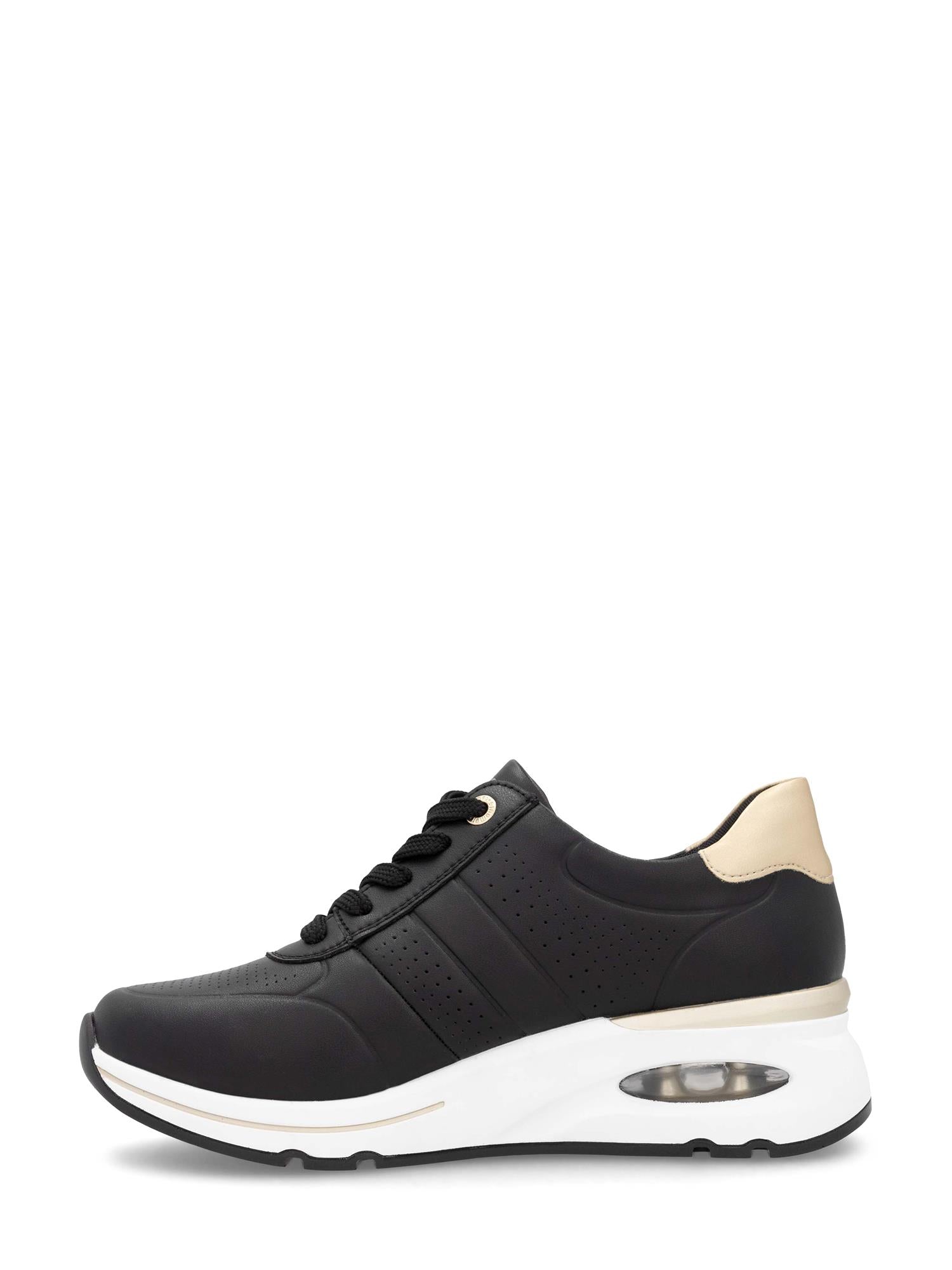 Remonte 03139 Soft Air-Tech Sneakers fra Remonte er svarte sportssko med hvit såle, luftpute, svarte lisser og beige hældetaljer, med Antistress-teknologi for komfort. Vist fra siden på en vanlig hvit bakgrunn.