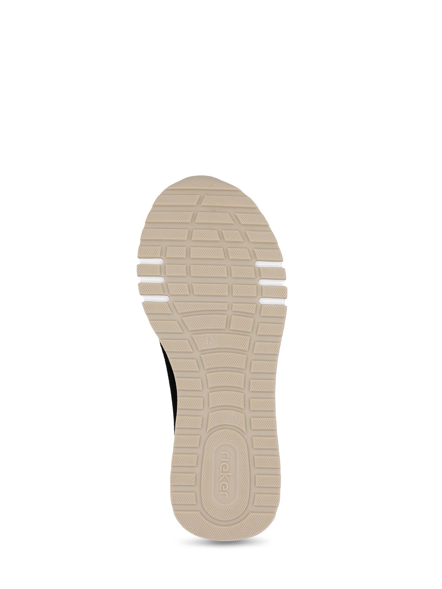 Beige gummisåle med strukturert grep, vist nedenfra på hvit bakgrunn. Rieker Comfort & Style-navnet er preget nær hælen, noe som fremhever kvaliteten på 02959 Rieker Soft Elegance Leather Black.