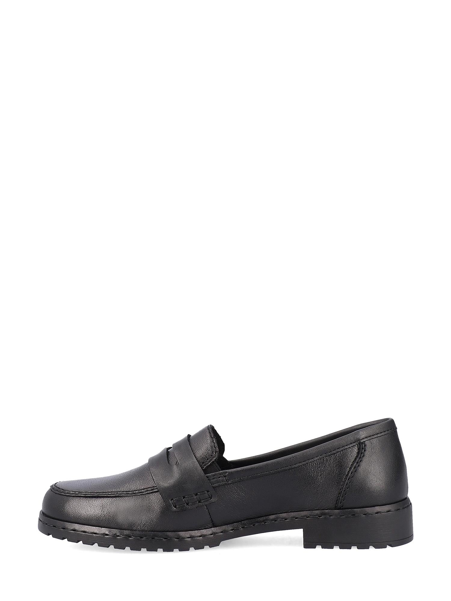 04376 Rieker Ladies Loafer Black fra Rieker Comfort & Style har svart skinn, lav hæl og sydde detaljer, vist fra siden på en hvit bakgrunn.