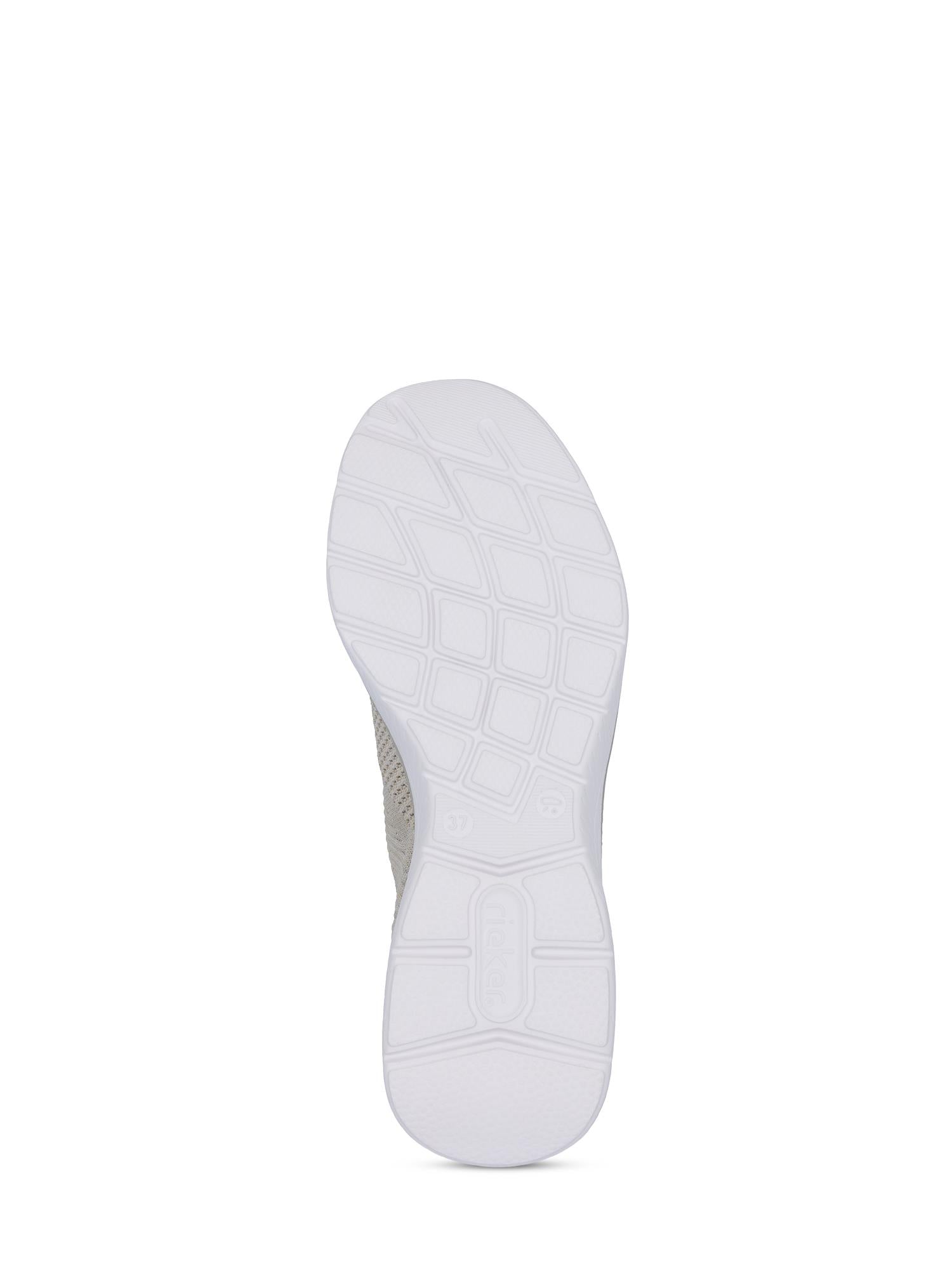 Nederst på 03240 Rieker FlexLite Sneakers Stone fra Rieker Sport ser du en hvit såle med rutenettlignende mønster, som understreker den ultralette komforten og har den pregede merkelogoen nær hælen.