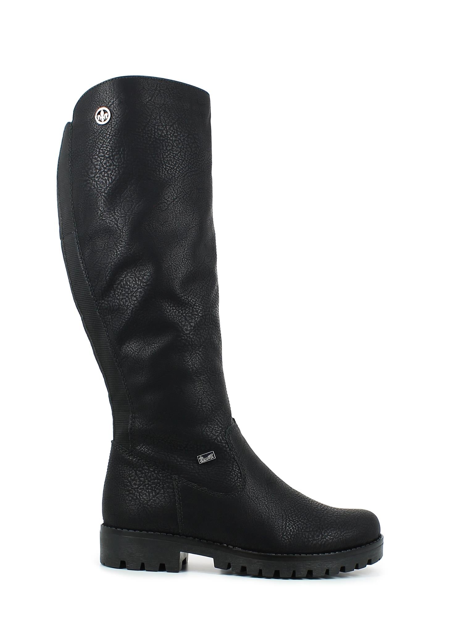 En høy, svart 07856 Rieker Comfort-støvlett ullfòr fra Rieker Comfort & Style, med robust såle, sidesømmer, liten rund logo nær toppen, teksturert overflate, lav blokkhæl og Antistress-teknologi for økt komfort.