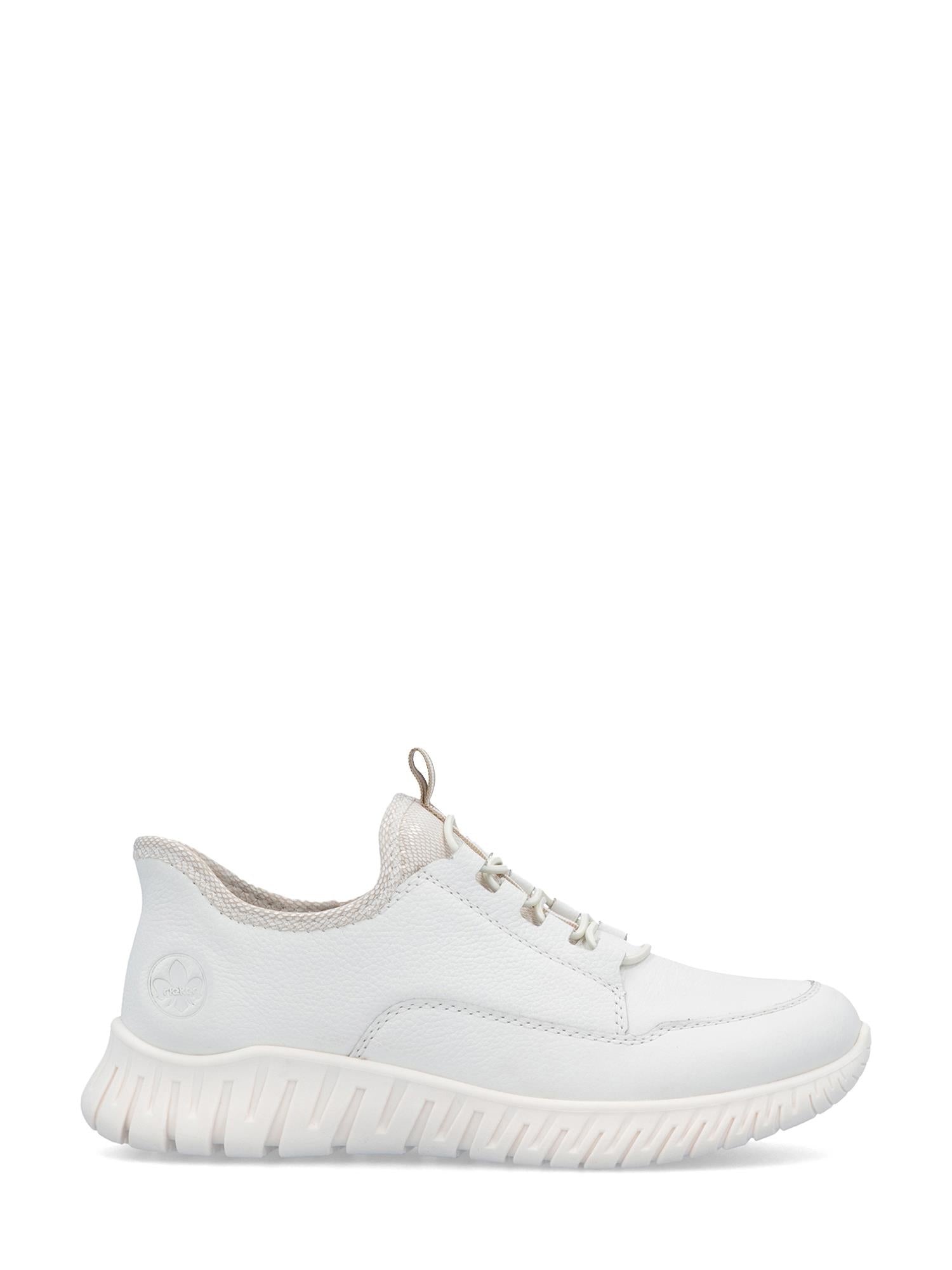 Rieker Comfort & Style 03263 White Ready2Go Slip-on har en teksturert, rillet såle for grep, diskré sømmer og en hællogo. Denne lavskårne sneakeren har Antistress-teknologi for komfort hele dagen – ingen lisser nødvendig for enkel bruk.