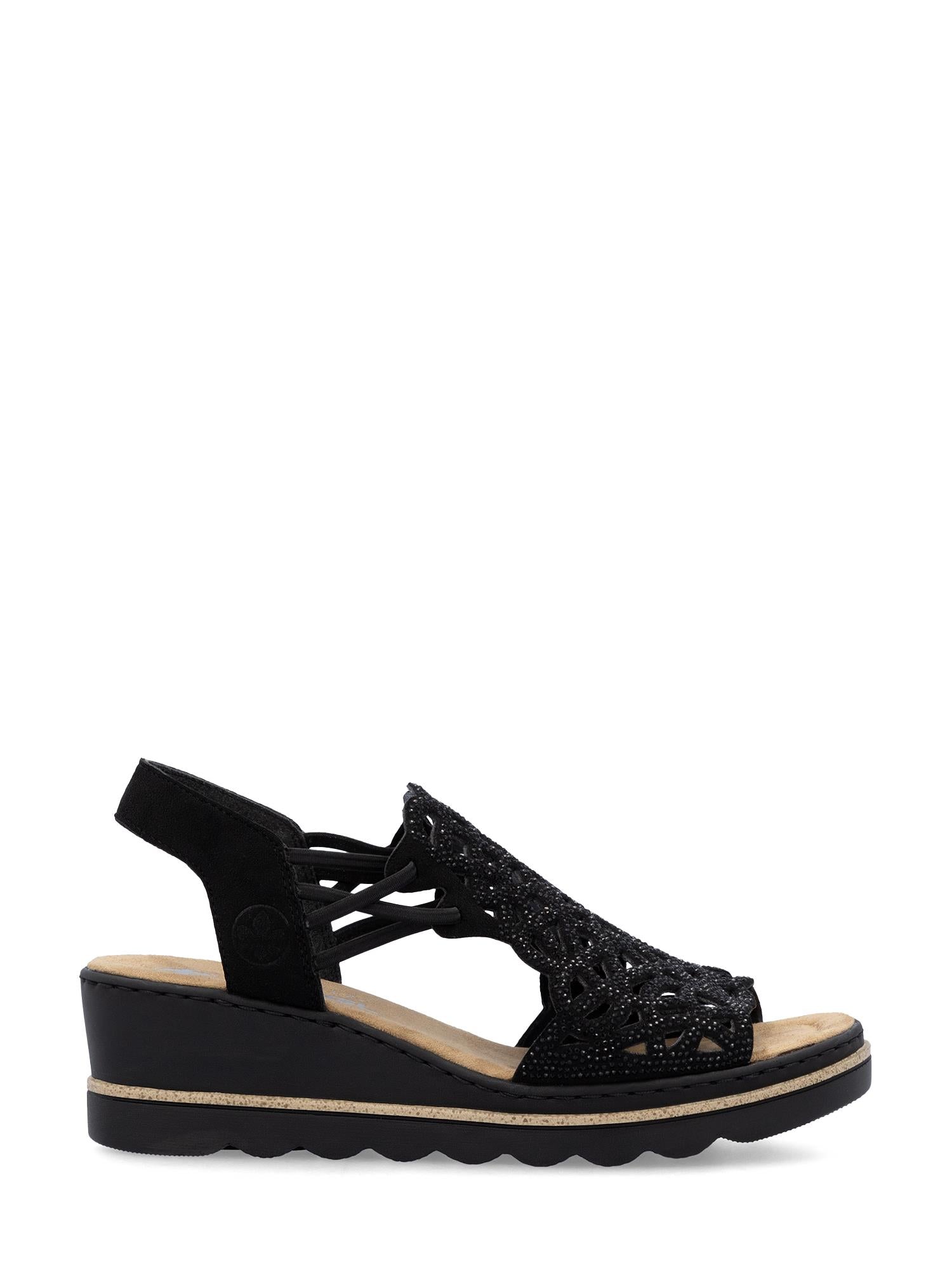 03003 Rieker Sorella Sandal fra Rieker Comfort & Style er en svart, åpen damesandal med utskjæringsdetaljer, elastiske stropper på siden og bak, Antistress-teknologi, polstret fotseng og en strukturert såle for stilig komfort.