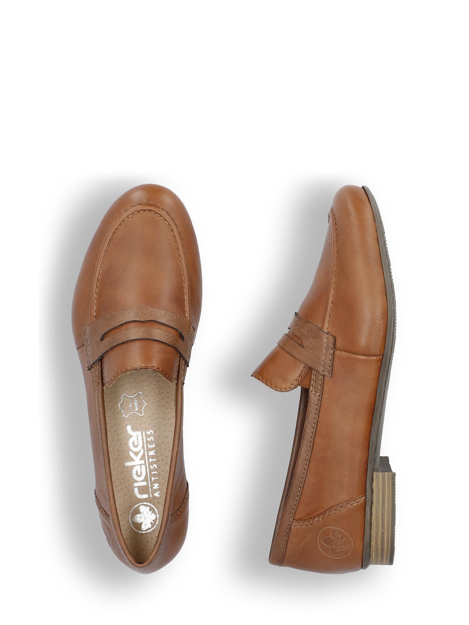 Et par 07542 Rieker Mokkasiner Skinn i lysebrun fra Rieker Comfort & Style, vist ovenfra og fra siden, med lav hæl, diskré sømmer og en innersåle med Rieker Antistress teknologi-logoen.