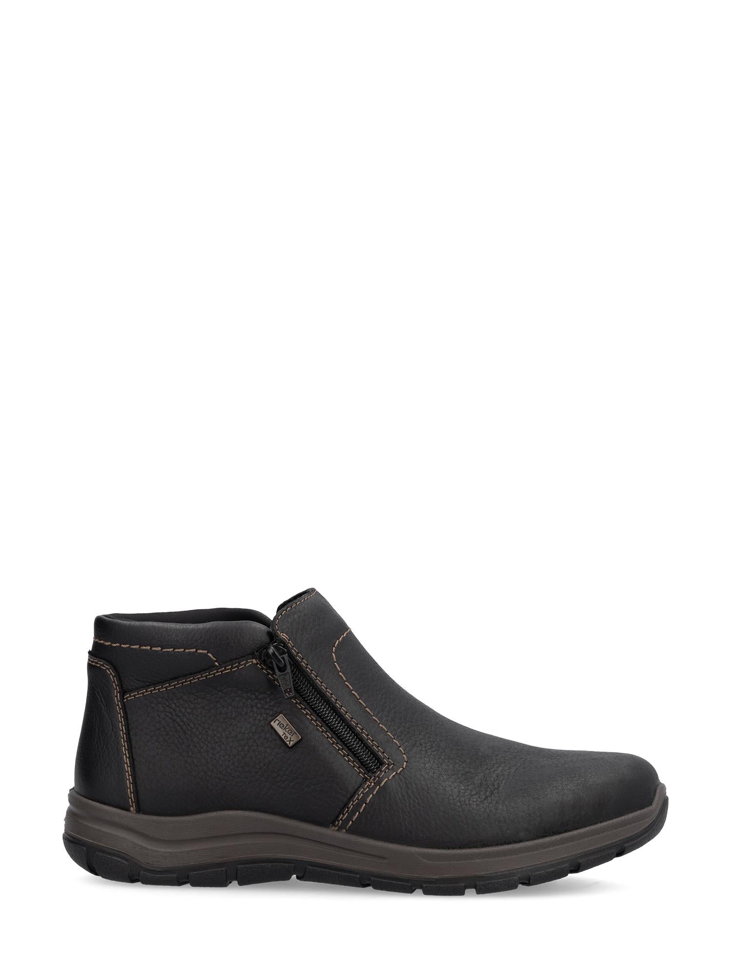 04805 Rieker Vintersko med ullfôr fra Rieker Comfort & Style er en ankelstøvel i svart skinn med brune sømmer, glidelås i siden, ullfôr, vannavvisende finish og mørk gummisåle. Vist i profil på hvit bakgrunn.