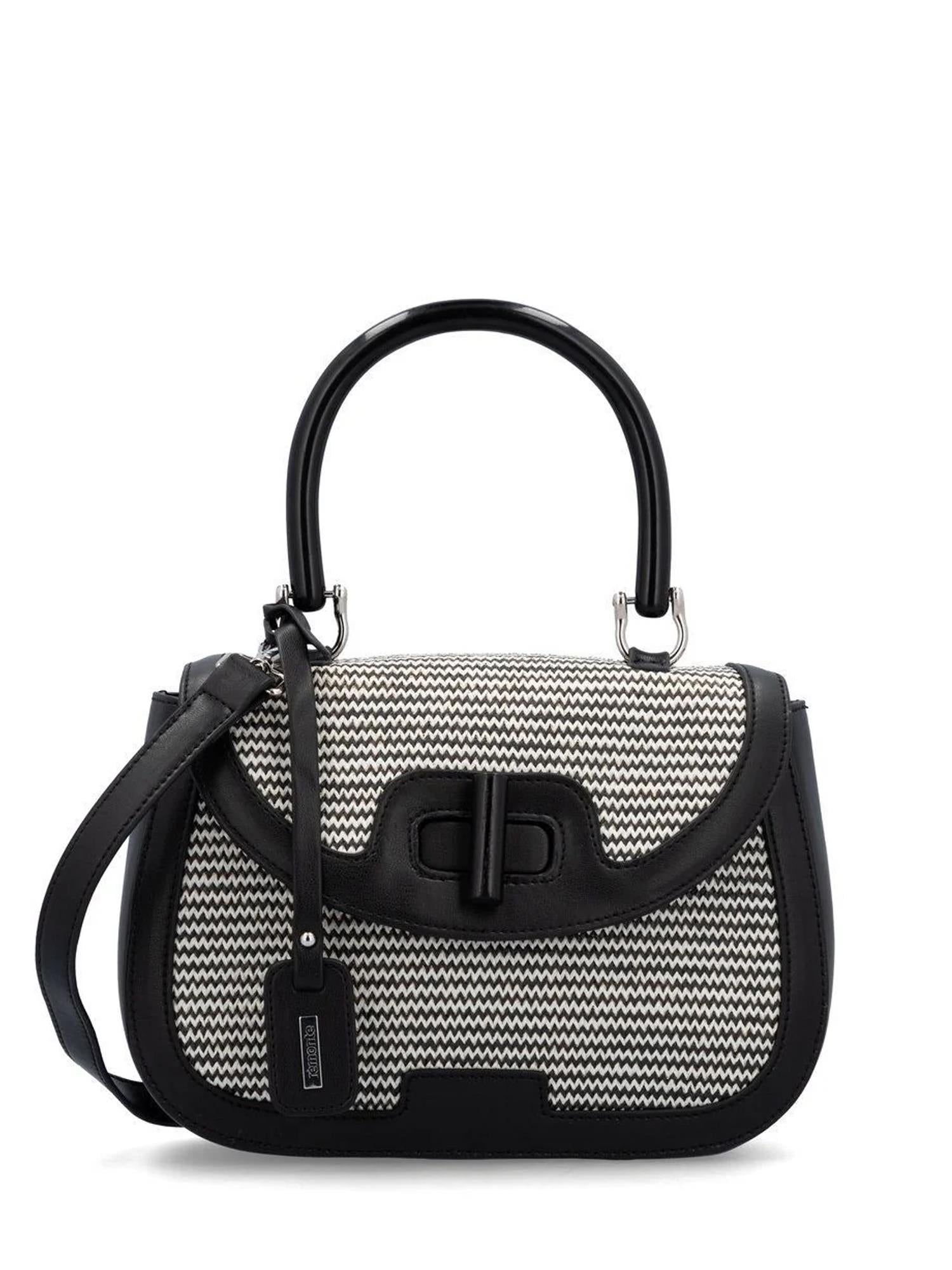 03715 Rieker Siradia Handbag Svart fra Remonte har et svart og hvitt vevd design, kunstskinn svart kant, topphåndtak, frontklaff med lås, avtakbar skulderrem og bagasjelapp - en elegant svart veske til enhver anledning.