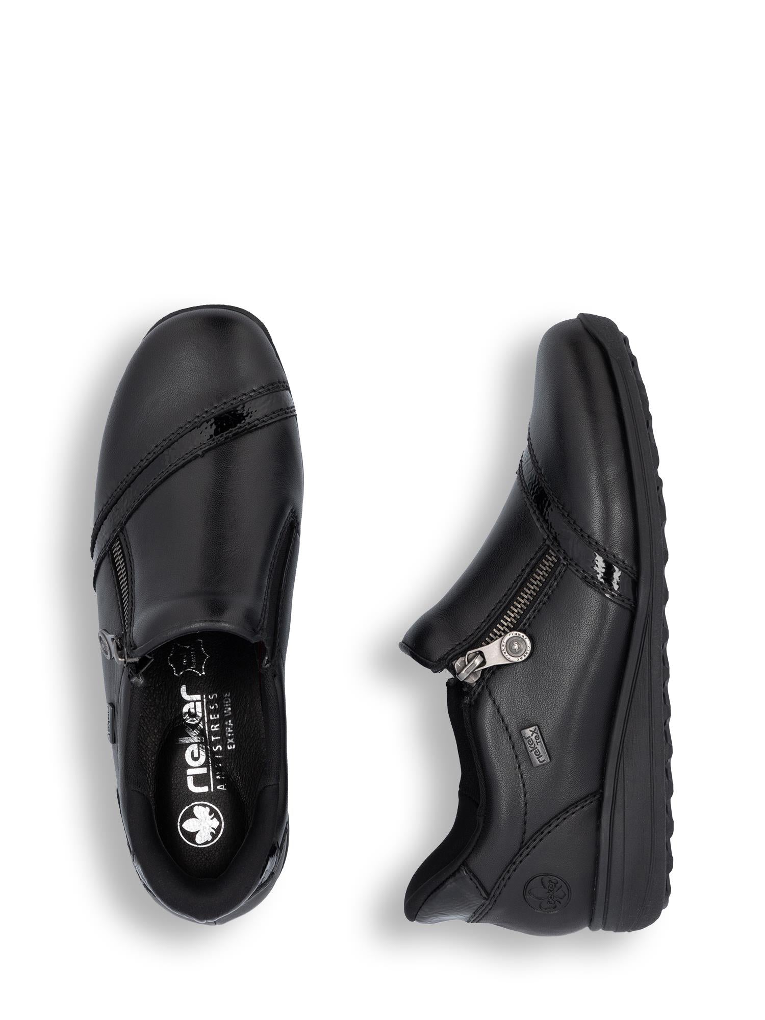 04290 Rieker Ravenna Black fra Rieker Comfort & Style er et par svarte slip-on-sko, vist ovenfra og fra siden, med glidelås på siden, sømte detaljer og en skinnende aksent nær tåen - perfekt for enhver mokkasin-dame.