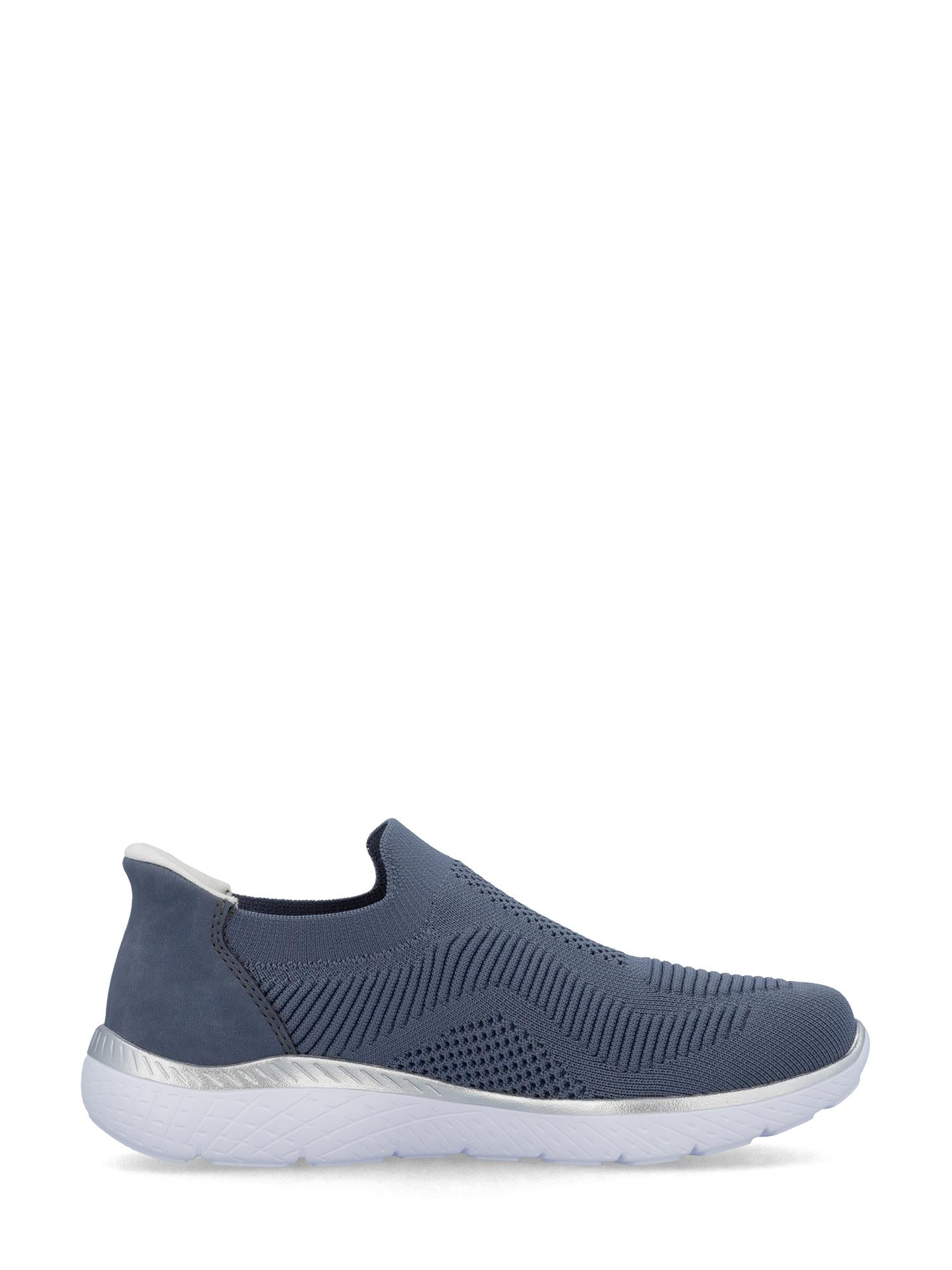 Opplev komfort hele dagen med 07136 Rieker Ready2GO Slip-On Blue fra Rieker Sport – en pustende, blå nettingsko med hvit, polstret såle og grå hældetaljer, vist i profil mot hvit bakgrunn.