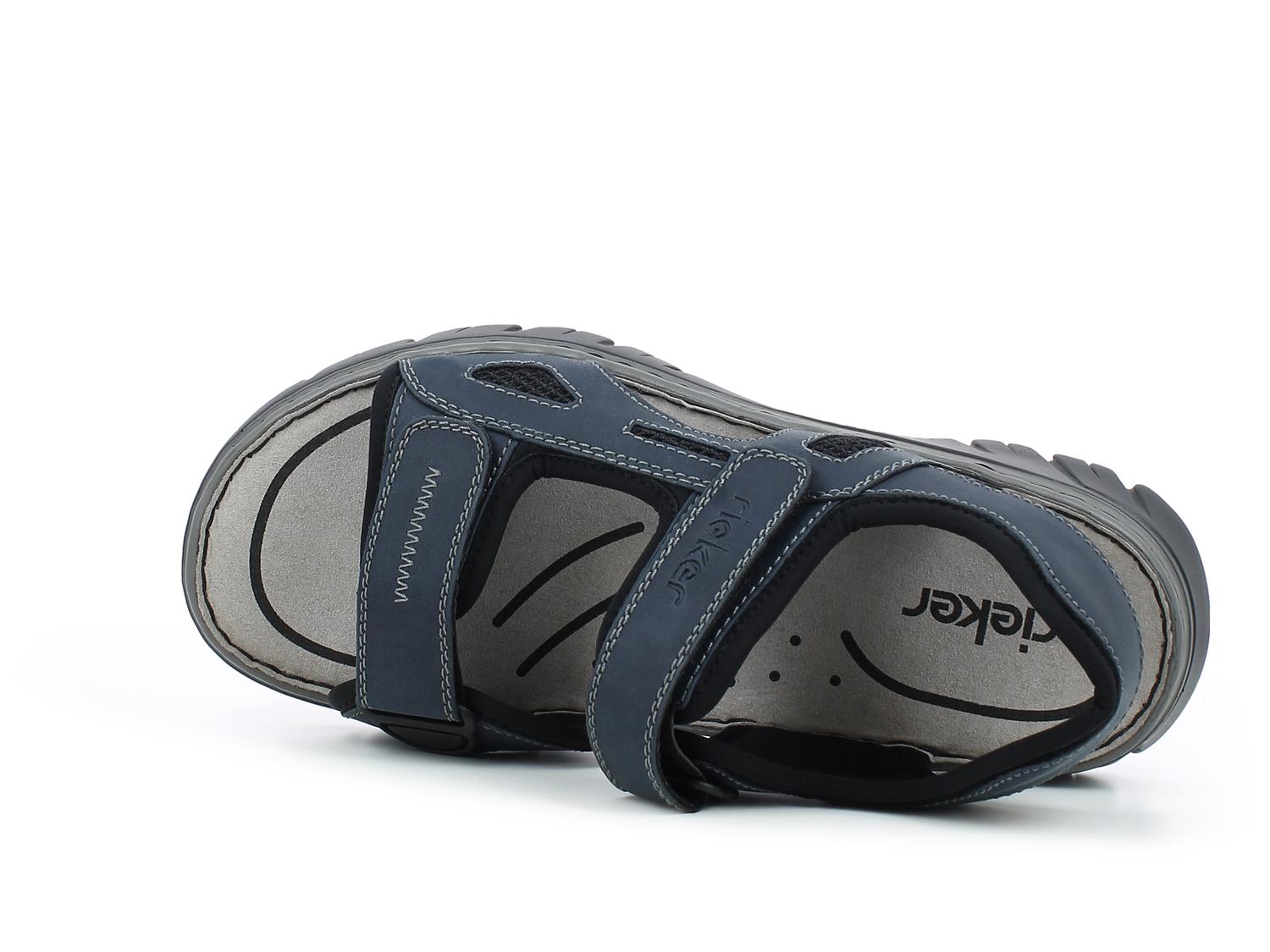 Rieker Comfort & Style 08808 Eland Leather Sandal i marineblå har justerbare borrelåsstropper, en grå polstret innersåle med svarte sømmer og synlig Rieker-merkevare på innersålen og remmen. Vist fra en vinklet ovenfra og ned.