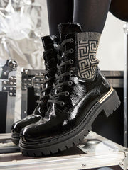 04740 Rieker Artemis Zip Boots fra Rieker Comfort & Style har skinnende, metallic-mønstret stoff og robuste såler. Stylet med svarte strømpebukser mot metalliske og svarte utstyrsvesker, fremhever de disse komfortable dameskoene for en dristig look.
