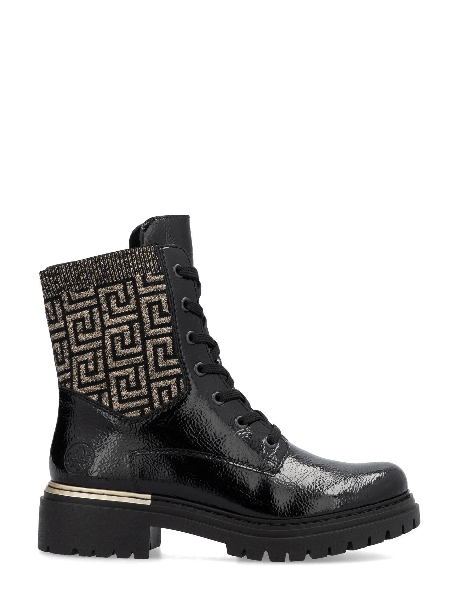 04740 Rieker Artemis Zip Boots fra Rieker Comfort & Style har svart snøring, skinnende finish, tykk såle, metallisk gullhæl og en beigesvart geometrisk overdel - perfekt for stilige, komfortable damesko eller bikerstøvler.