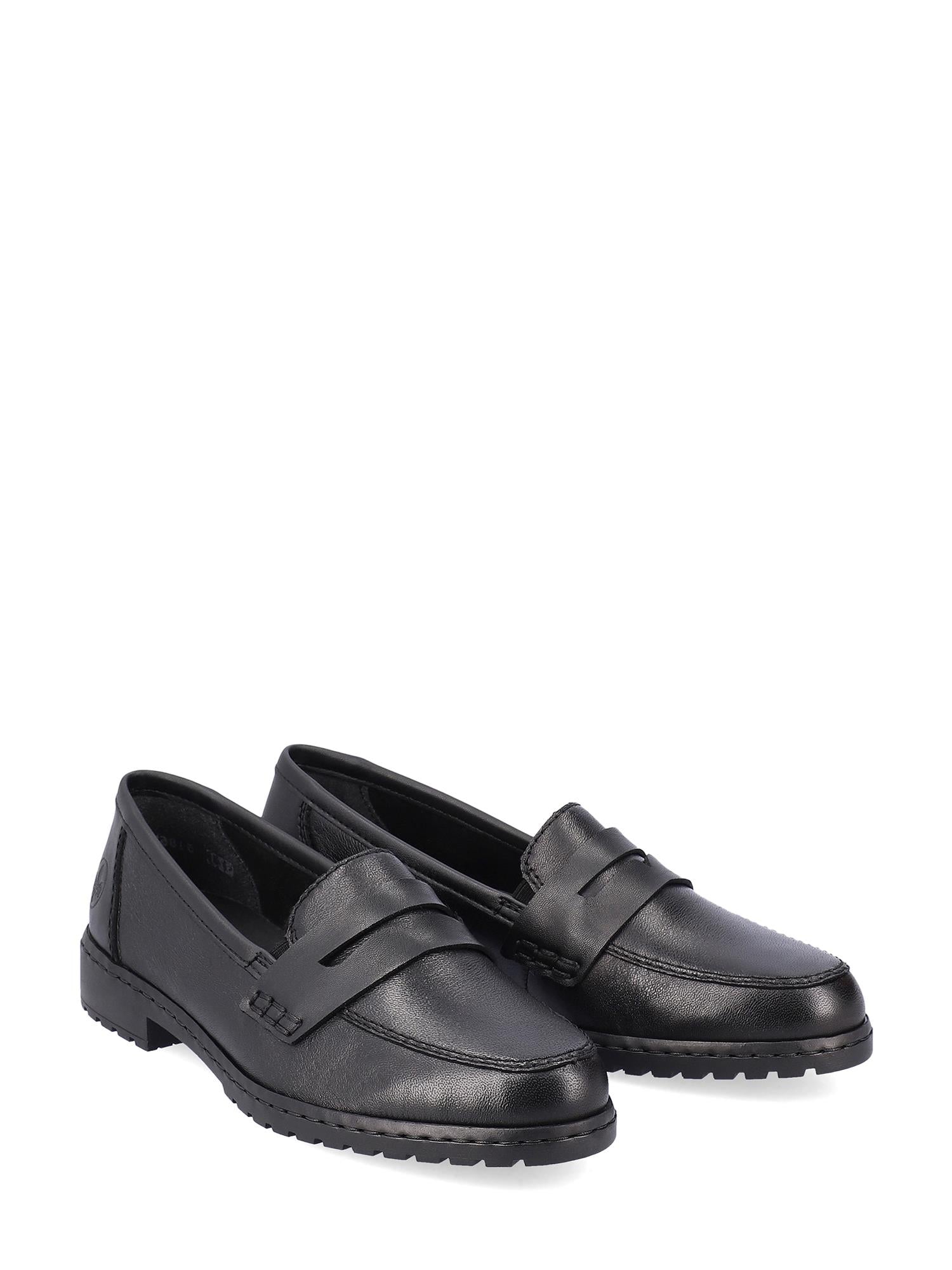 Et par 04376 Rieker Ladies Loafer Black fra Rieker Comfort & Style, med penny slot-detalj, lave hæler og teksturerte gummisåler, er plassert side om side på en hvit bakgrunn.