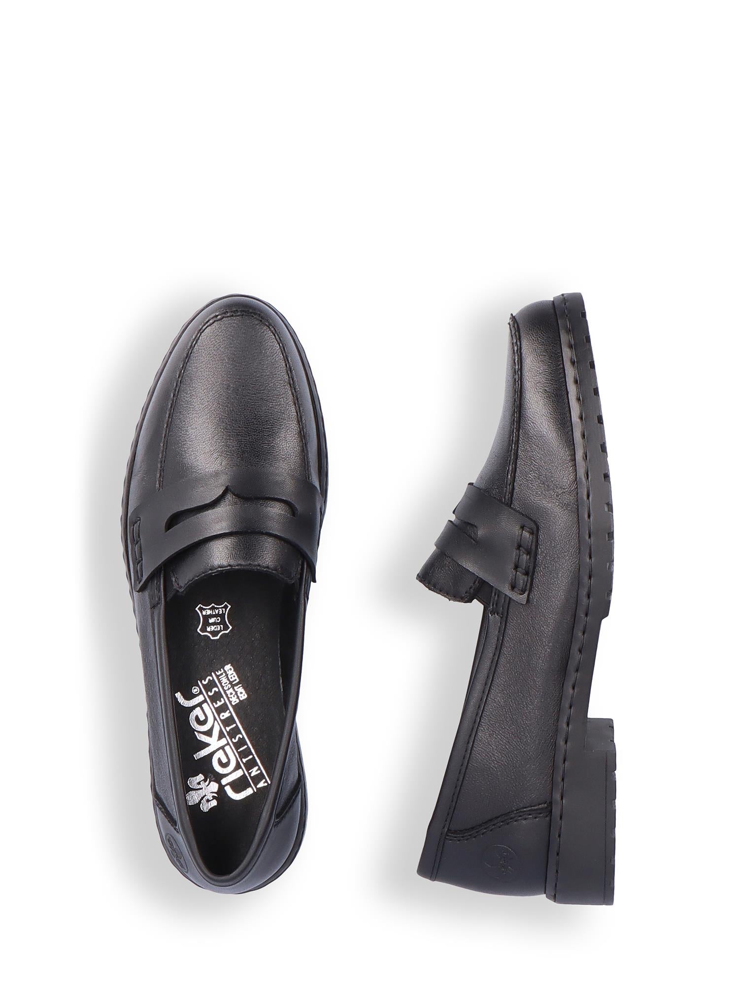 04376 Rieker Ladies Loafer Black fra Rieker Comfort & Style er vist ovenfra og fra siden på en hvit bakgrunn. Disse loaferne har lav hæl, klassisk design og diskrete sømmer i glatt, svart skinn.
