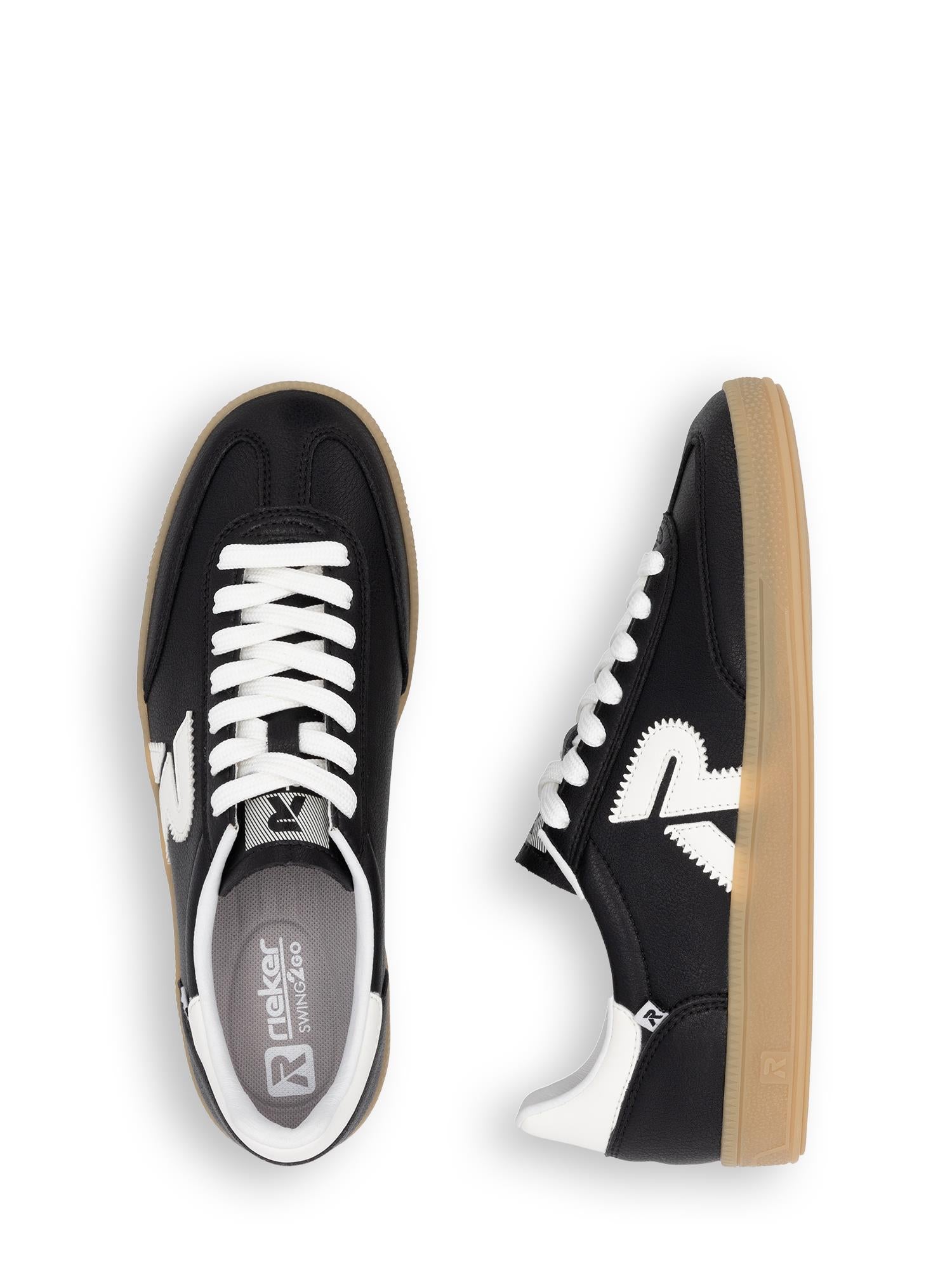 Rieker Sport 03470 San Diego skinnsko for kvinner i svart har hvite lisser, hvite R-logoer, brune gummisåler og Swing2Go-teknologi. Én sko vises ovenfra og én fra siden på en hvit bakgrunn.
