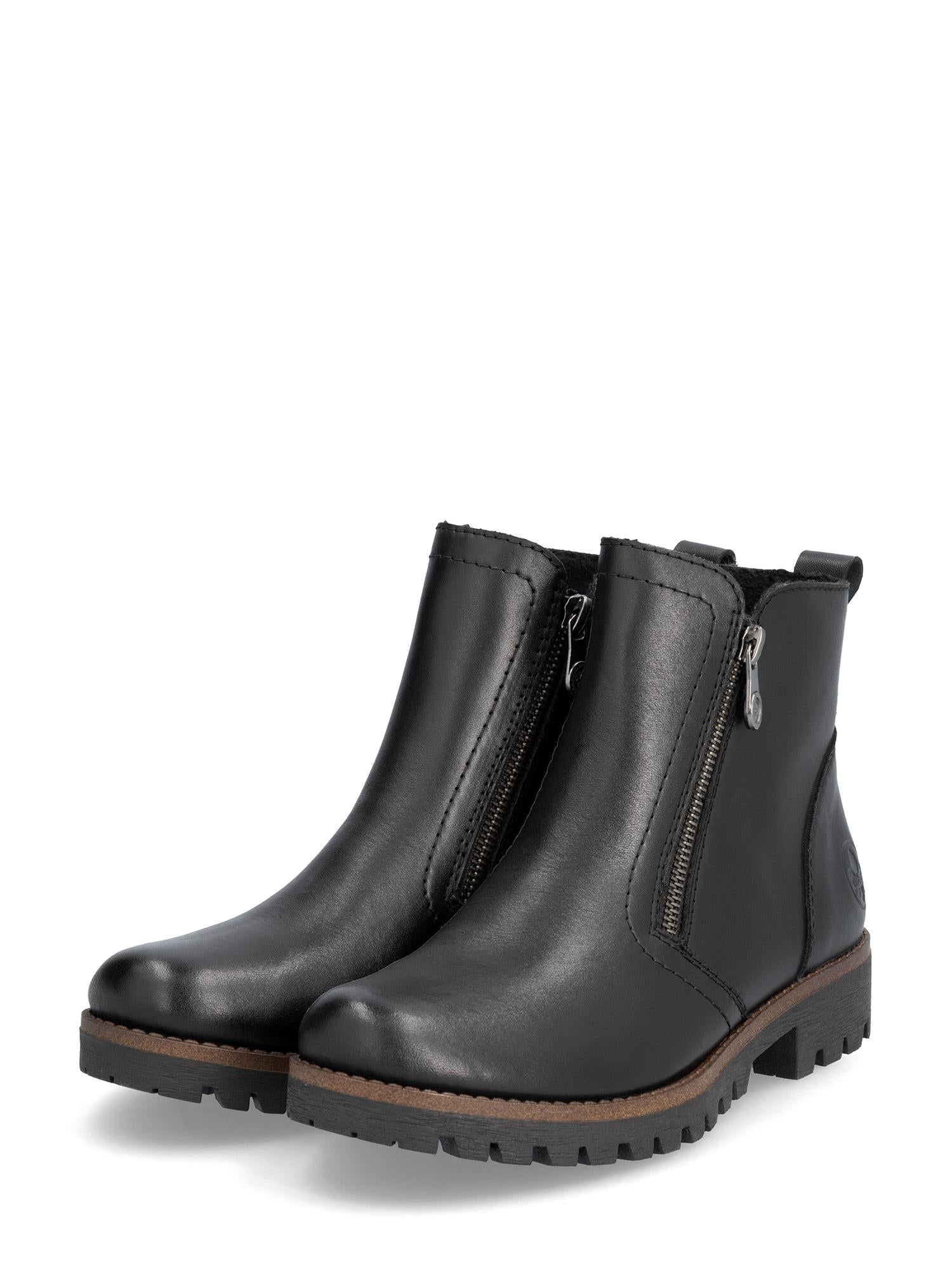 Rieker 04739 Zip Boots Leather Varmfôret fra Rieker har svart overdel, glidelås, brune mellomsåler og robuste, svarte yttersåler i gummi, vist mot en vanlig hvit bakgrunn.