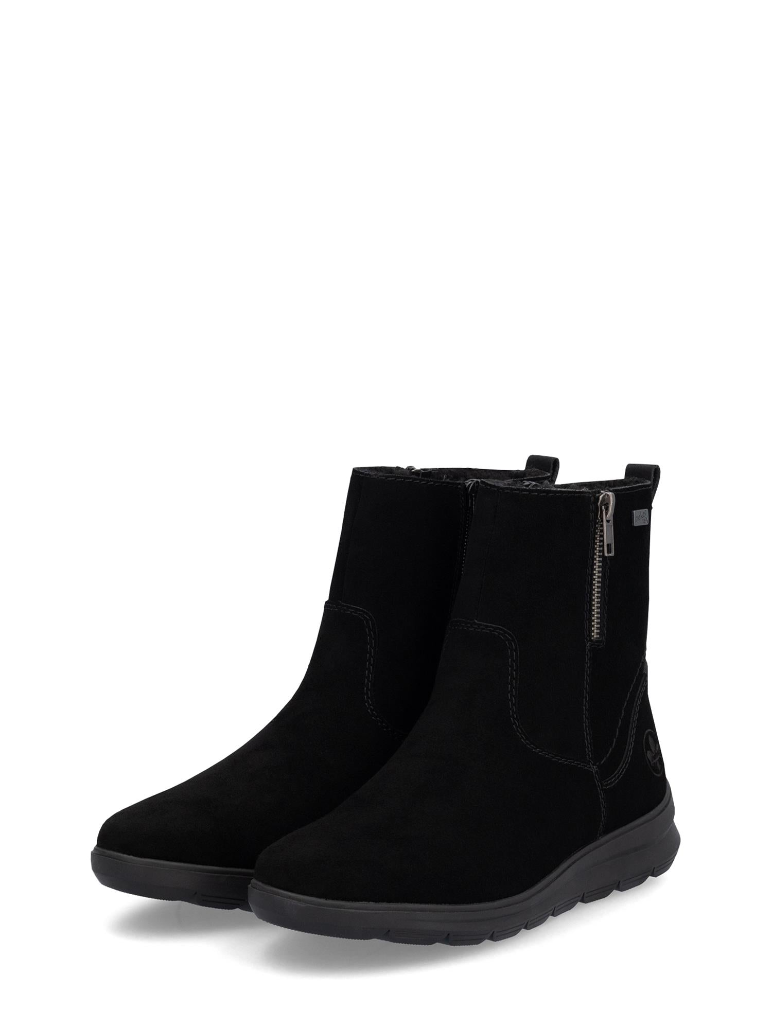 Et par 04826 Rieker Semsket Tex-membran Varmfôret Boots fra Rieker Comfort & Style i svart semsket skinn, med glidelås på siden og svarte gummisåler, vist mot en hvit bakgrunn.