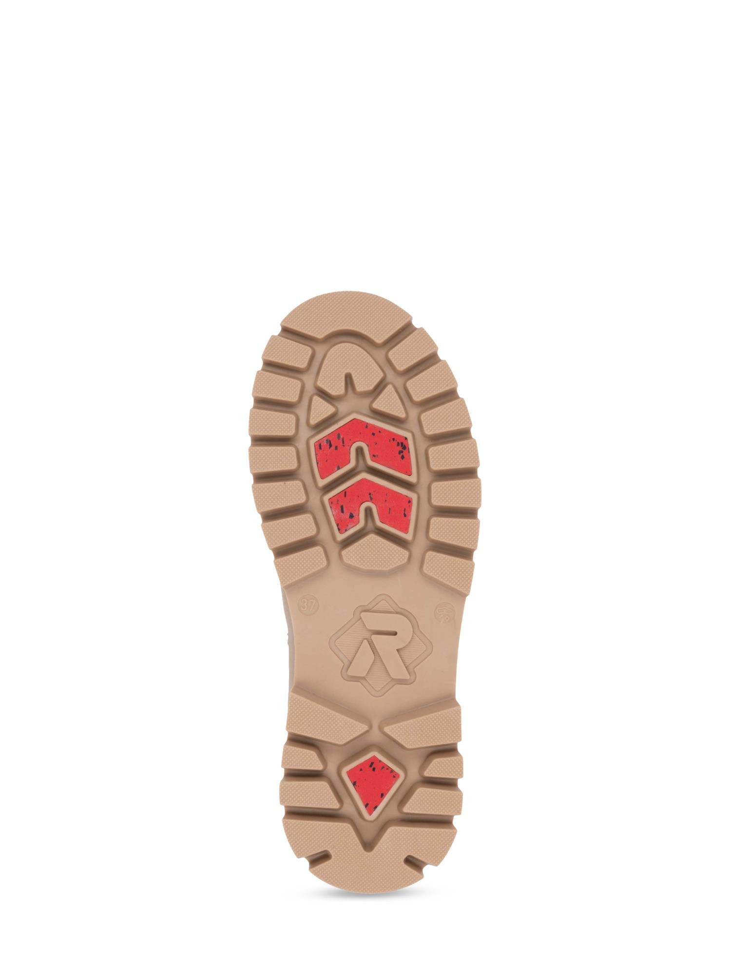 05069 Rieker-Evolution Nubuck Ullfôret Fiber-Grip vintersko fra Rieker Sport har en brun såle med dypt mønster, røde grepspartier og en fet "R"-logo - designet for brun ankelstøvel dame vinterstøvler for å sikre stabile, behagelige vinterturer. Sålen vises nedenfra på hvit bakgrunn.