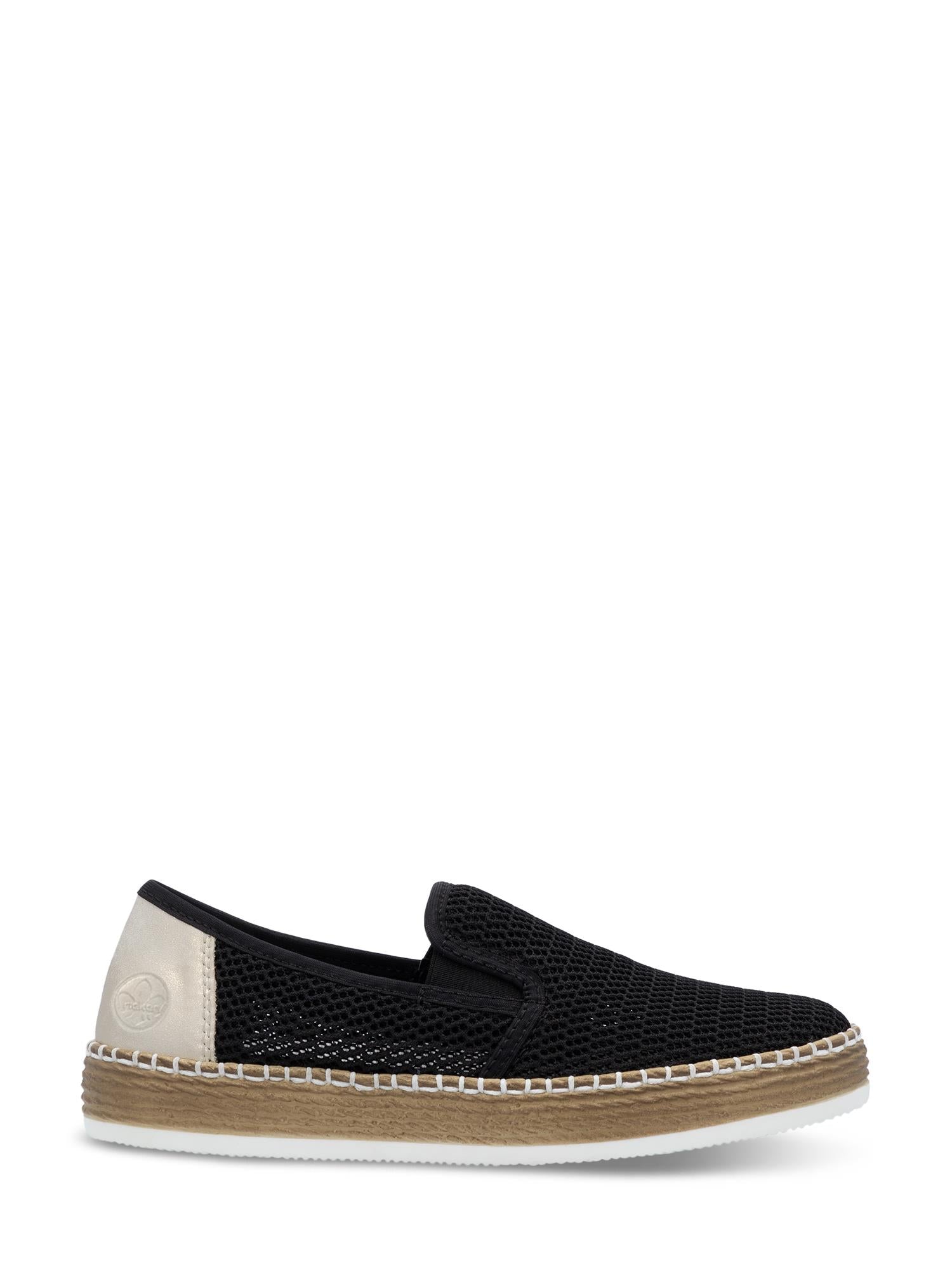 03156 Rieker BreezeWalk Sommersko fra Rieker Comfort & Style er en svart slip-on med overdel i mesh, lysebrune espadrillosømmer, lysebrun hæl og komfortabel innersåle, vist i profil på hvit bakgrunn.