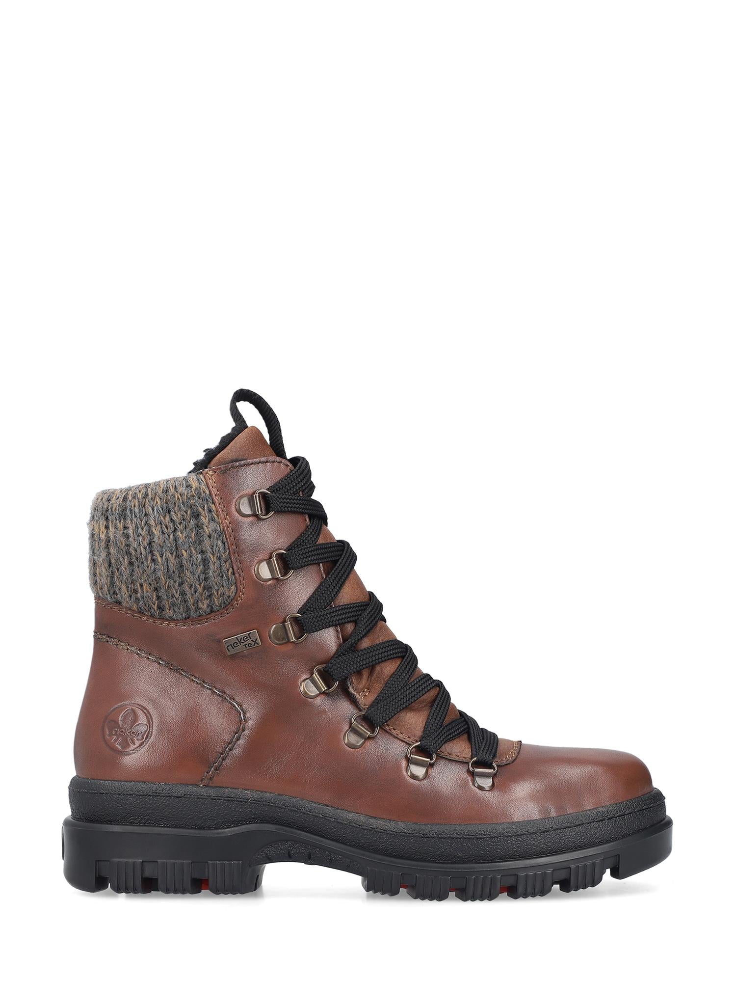 05038 Rieker Leather tex varmfôret med brodder fra Rieker Comfort & Style er en brun turstøvel i skinn med svarte lisser, metalløyer, robust såle, grå strikkekrage, preget logo og RiekerTEX-tag i profil.