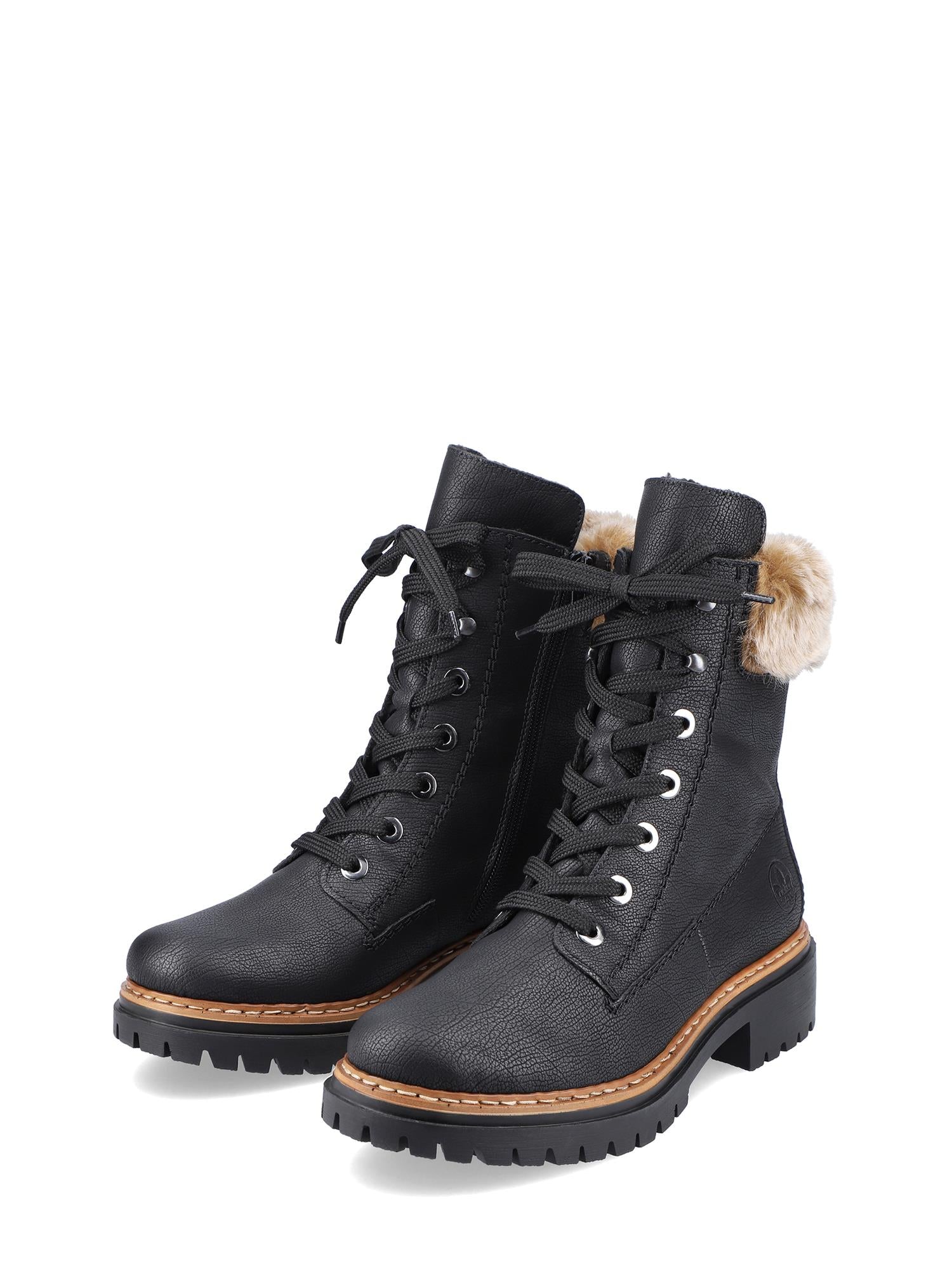 05377 Rieker pelsstøvletter fra Rieker Comfort & Style er svarte vinterstøvletter med snøring, tykke såler, brune mellomsåler og fuskepelskant ved kragen, vist mot en hvit bakgrunn.