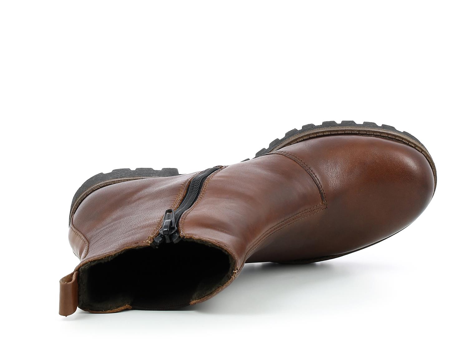 03037 Rieker Lettfòret lav Boots brun fra Rieker Comfort & Style, med svart glidelås, robust svart såle og Antistress-teknologi, er her vist liggende på siden mot en hvit bakgrunn.