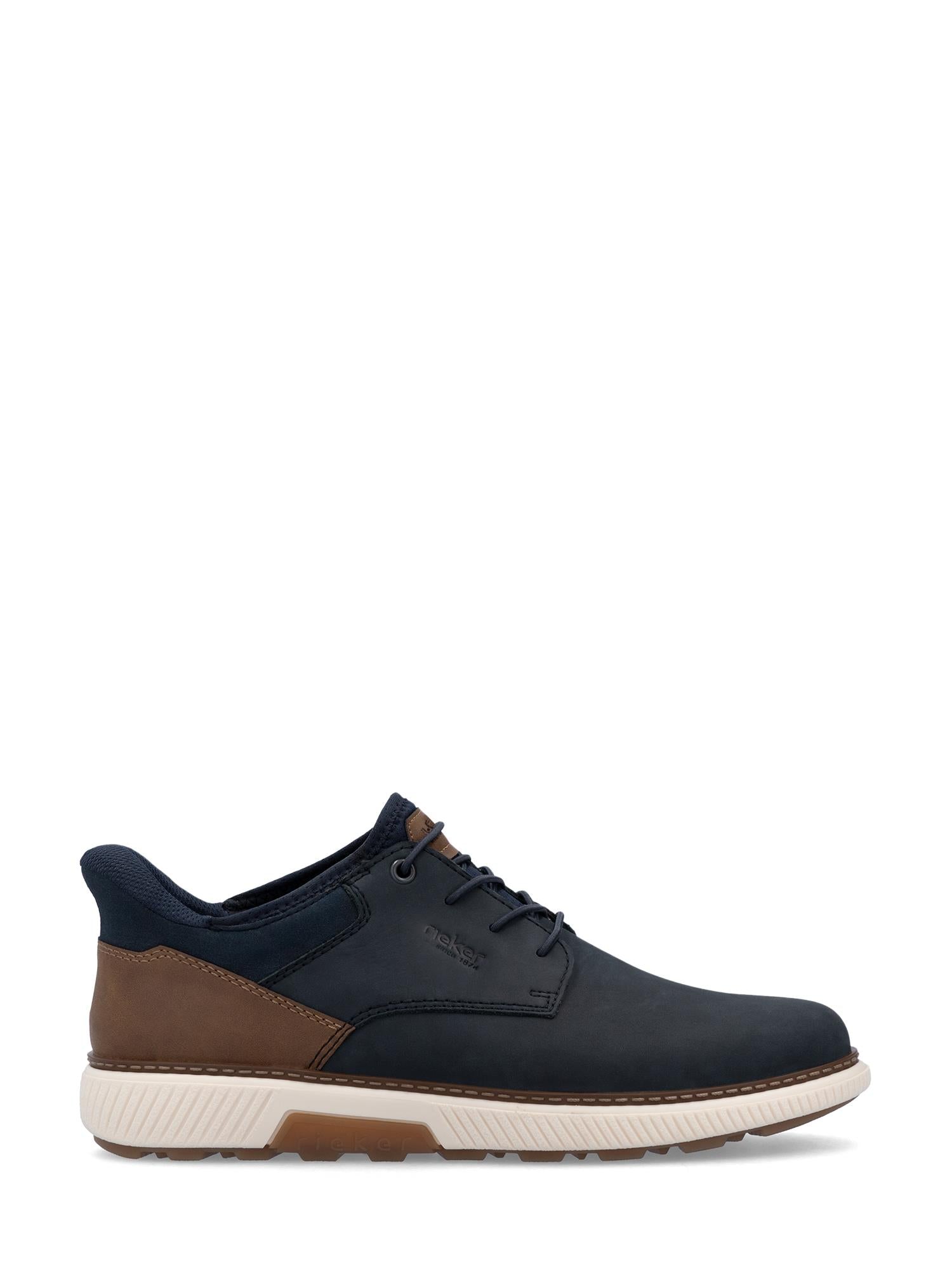03056 Rieker Navy Wide Comfort Slip-on fra Rieker Comfort & Style er en casual marineblå sko med hvit, sklisikker såle, lav topp, kontrastsømmer og ekstra bred passform for overlegen komfort.