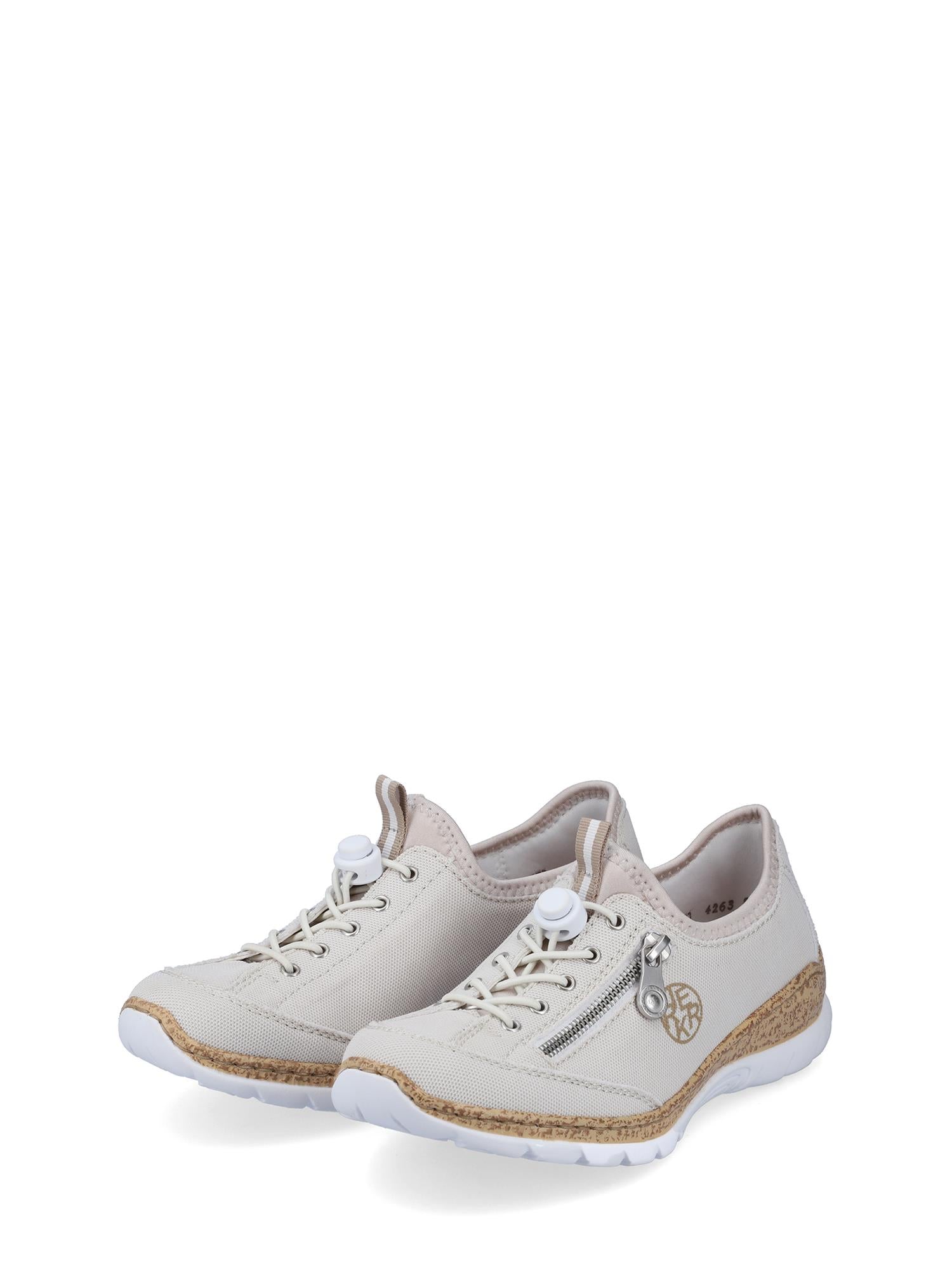 06802 Rieker Summer Days Sneaker Beige fra Rieker Comfort & Style er en lys beige kanvassneaker med hvite såler, glidelåser på siden, elastiske lisser, brune basedetaljer, sidelogo og memory-soft-såler for komfort.