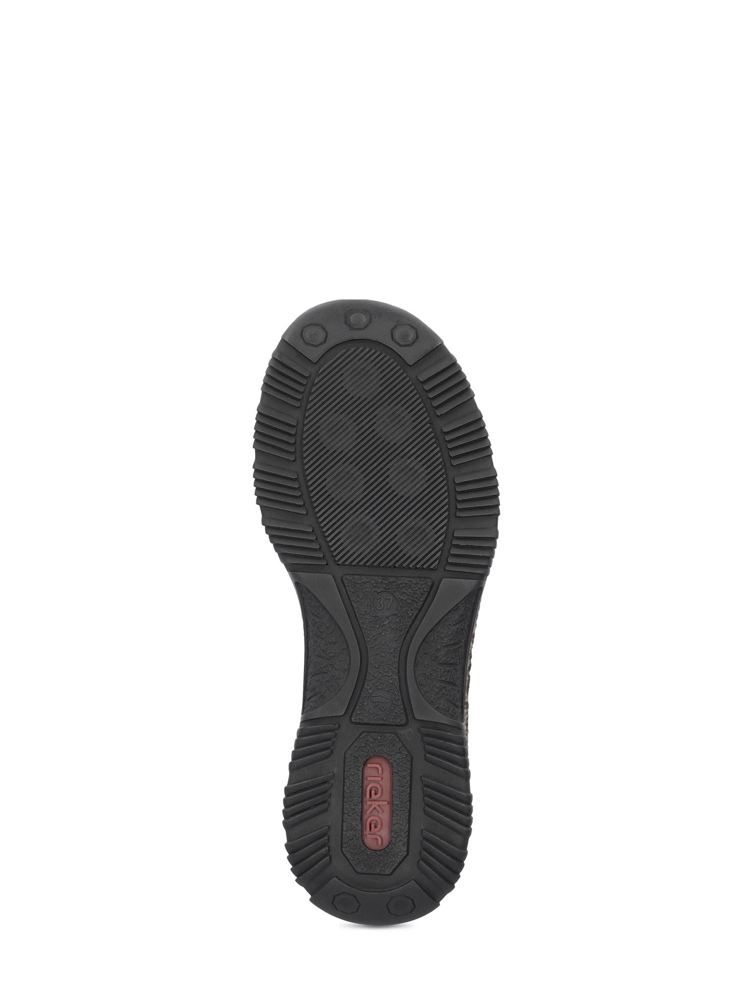 Bildet viser den svarte gummisålen på 05026 Rieker Black Corc Sneaker fra Rieker Comfort & Style, sett nedenfra. Slitebanen har et strukturert grepsmønster og et rødt rektangulært felt med bokstaver nær hælen. Bakgrunnen er helt hvit.