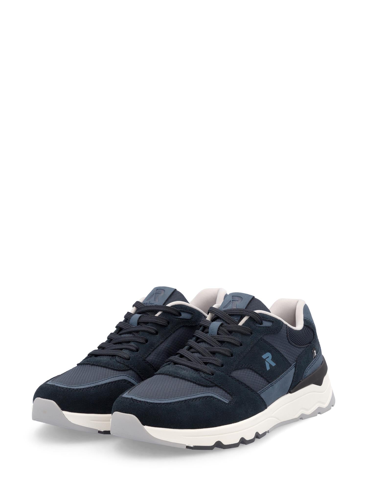 03314 Rieker BlueMotion Herresneakers fra Rieker Sport har marineblå overdel, hvite såler, svarte lisser og lysegrå aksenter med BlueMotion-logoen for et sporty, men moderne utseende og komfortabel passform.