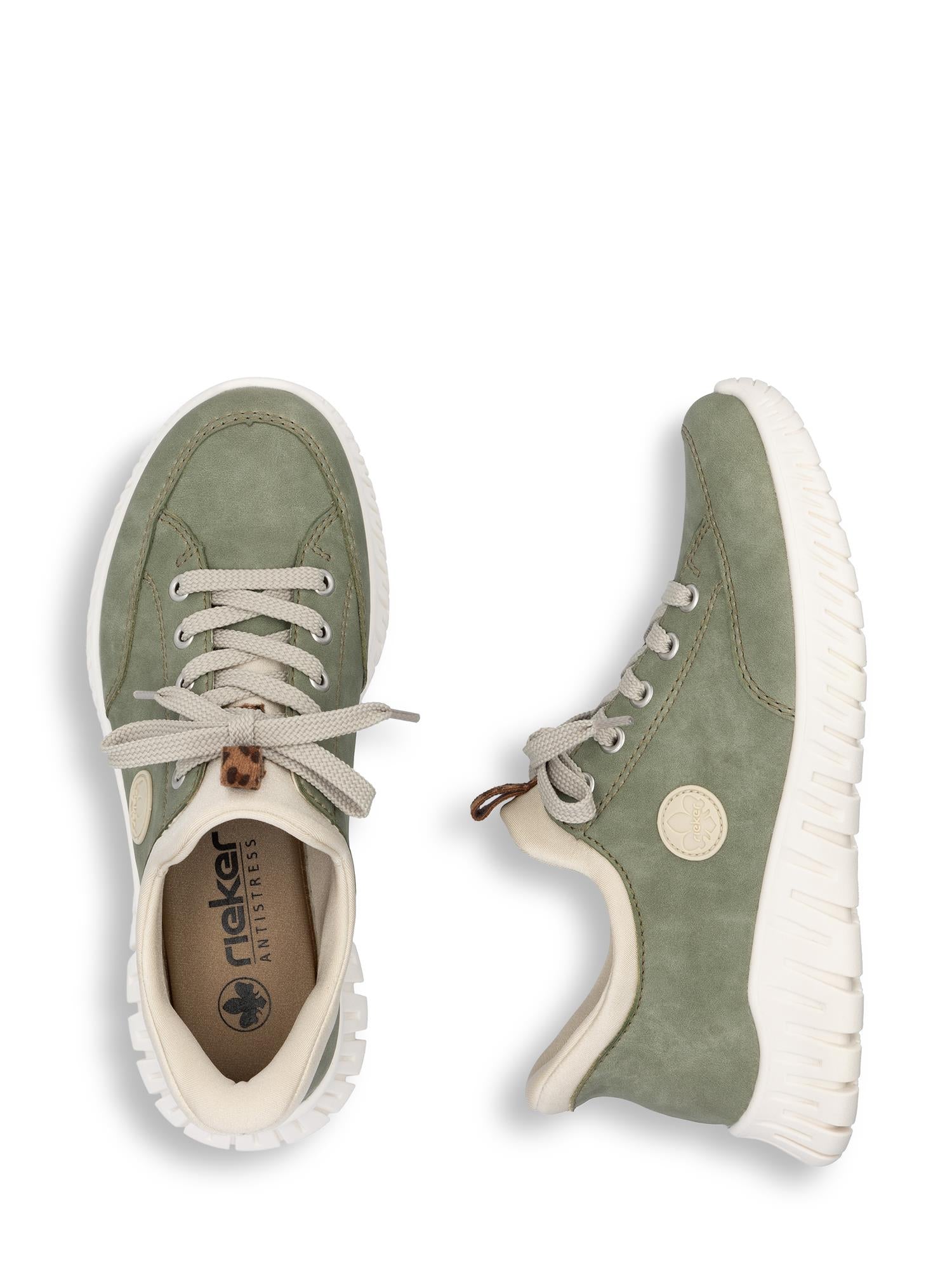 Et par olivengrønne 03256 Rieker Olive Ready2Go Slip-on joggesko fra Rieker Comfort & Style, med hvite lisser, tykke hvite såler, beige innside og en rund logopatch for ekstra komfort. Vist ovenfra og fra siden på en hvit bakgrunn.