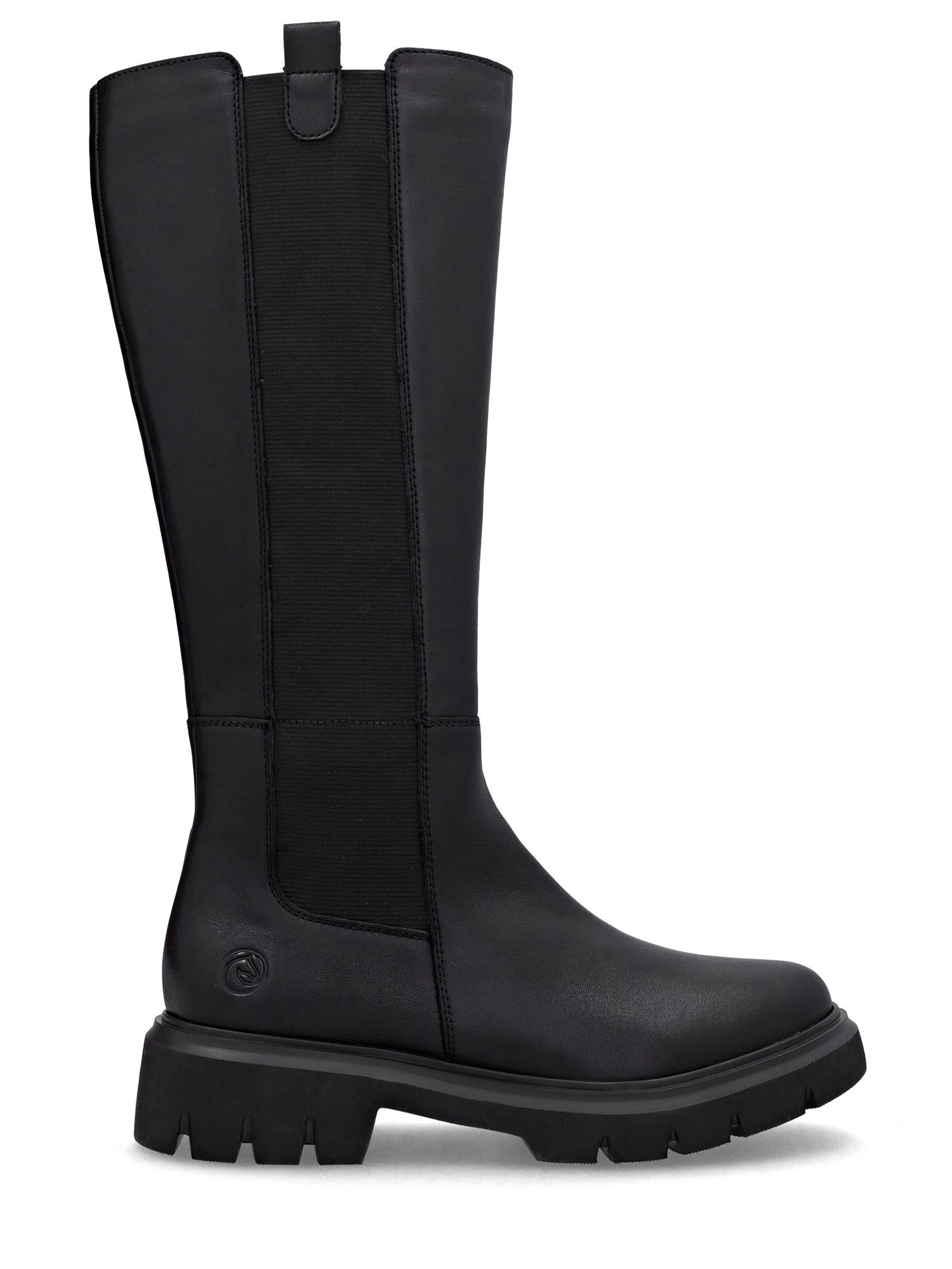 04566 Remonte Celina Leather Boots fra Remonte er høye, svarte støvler med en kraftig såle, elastisk sidepanel, Vario-skaft for fleksibel passform og en trekkflik, vist i sideprofil på hvit bakgrunn.