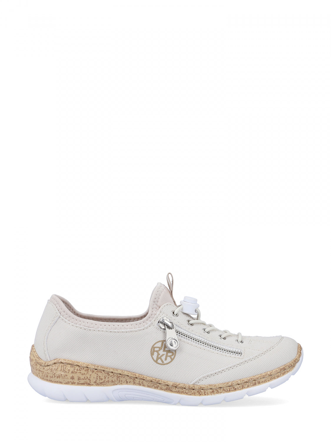 06802 Rieker Summer Days Sneaker Beige fra Rieker Comfort & Style er en beige kanvassneaker med hvit såle, memory-soft-såle, glidelås på siden, vevd mellomsåle, rund tå, snøring foran og gulllogo nær hælen. Ensfarget hvit bakgrunn.