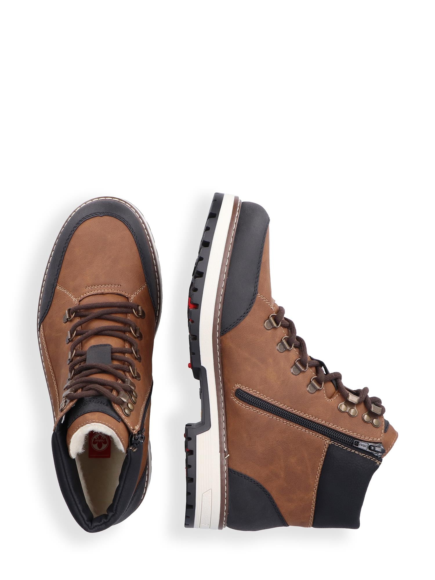 04386 Rieker Mandel Varmfòret med Brodder fra Rieker Sport er brune tursko i skinn med svarte såler, glidelåser på siden, mørkebrune lisser og metallmaljer, med Grip-teknologi for ekstra grep. Vist øverst og på siden mot hvit bakgrunn.