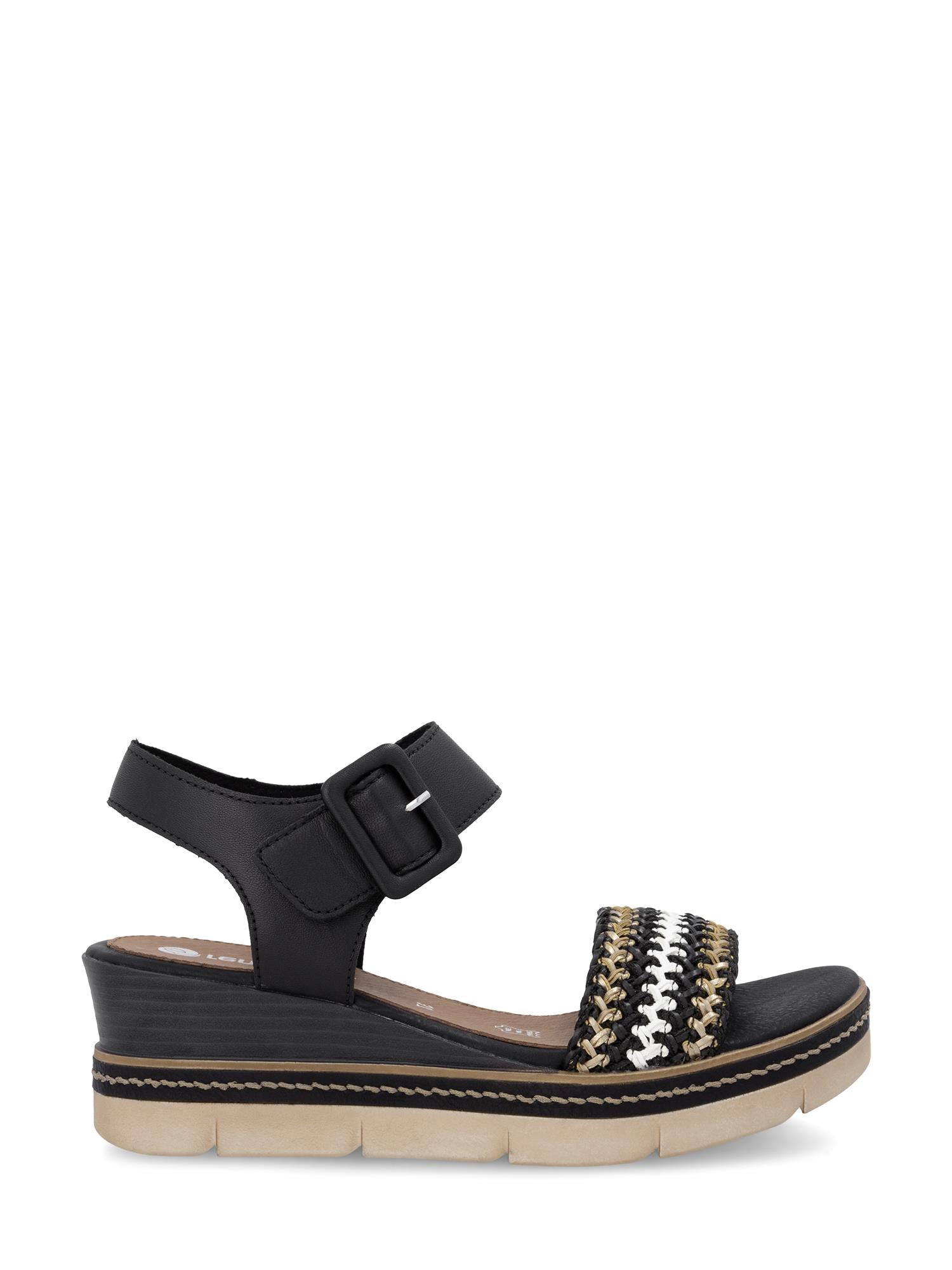 Remonte 03146 Alvora Sandal fra Remonte har en tykk ankelrem med spenne, en beige platåsåle og en frontrem med detaljerte sømmer i svart, hvitt og gull.