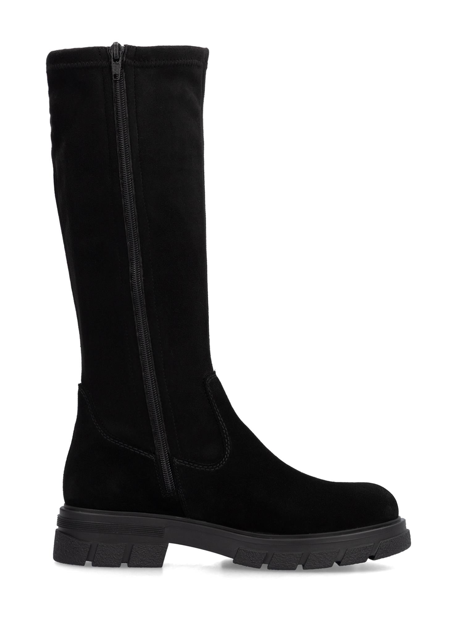 04858 Rieker Nubuck skinnstøvel fra Rieker Comfort & Style er en svart, knehøy støvel med en kraftig gummisåle, Vario Shaft og glidelås på siden, vist i profil mot en hvit bakgrunn.