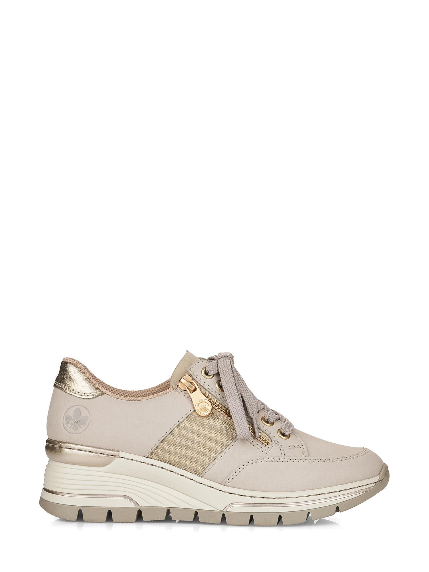 06829 Rieker Golden Beige Sneaker fra Rieker Comfort & Style har en beige og gullfarget overdel, lisser, metalliske detaljer, glidelås på siden, logo på hælen, sømdetaljer, lav kilesåle, hvit yttersåle og teksturert svart slitebane.