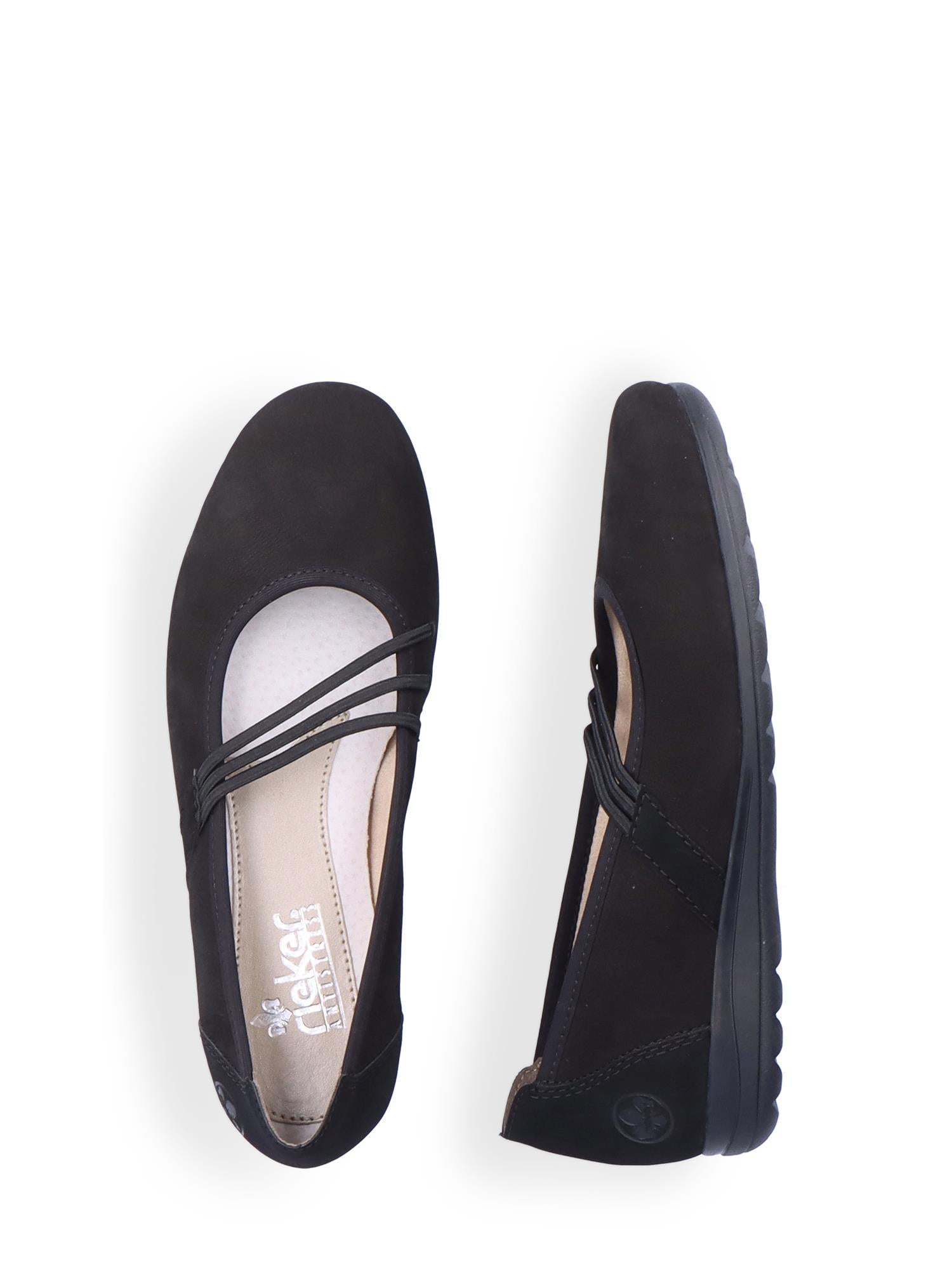 06811 Rieker Suede Comfort Ballerina fra Rieker Comfort & Style har svart semsket skinn, polstrede antistress-teknologiske innleggssåler, avrundede tær, tre smale elastiske stropper og lett teksturerte gummisåler.