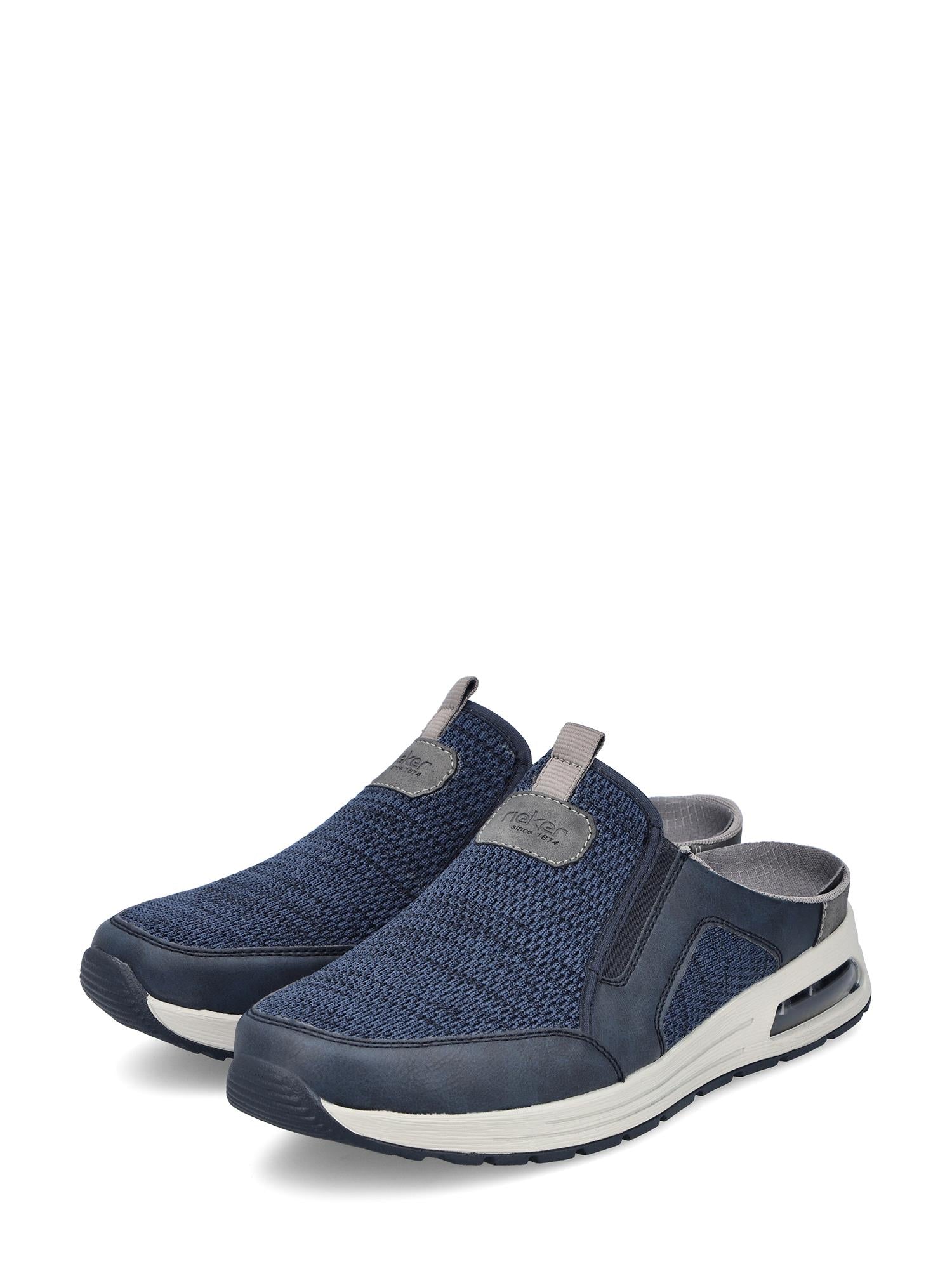 03051 Rieker Nolan Slip-on fra Rieker Comfort & Style er en marineblå slip-on herretresko i mesh med hvite såler, grå detaljer, elastiske sidepaneler og en åpen rygg for sporty komfort.